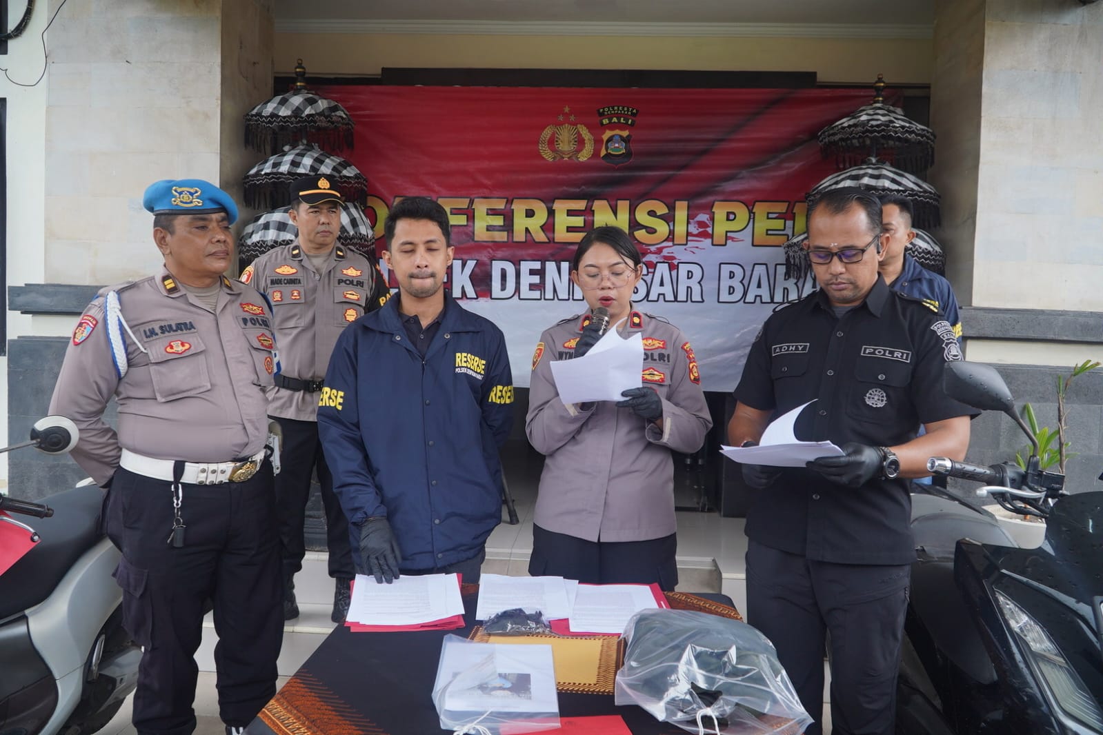 Polsek Denpasar Barat berhasil mengungkap kasus pemerasan yang dilakukan dengan modus menuduh korban terlibat kasus narkoba.