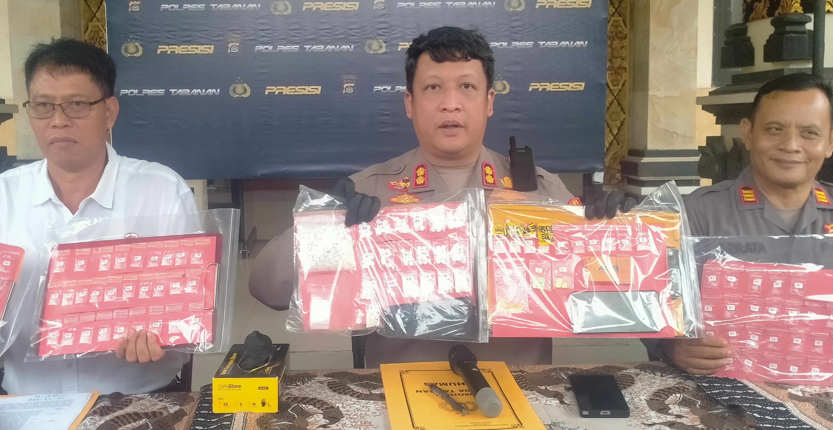 Kapolres Tabanan AKBP I Putu Bayu Pati bersama Kasat Narkoba Polres Tabanan AKP I Ketut Ananta dan Kasi Humas Polres Tabanan AKP Gusti Made Berata menunjukkan hasil barang bukti sabu-sabu. 