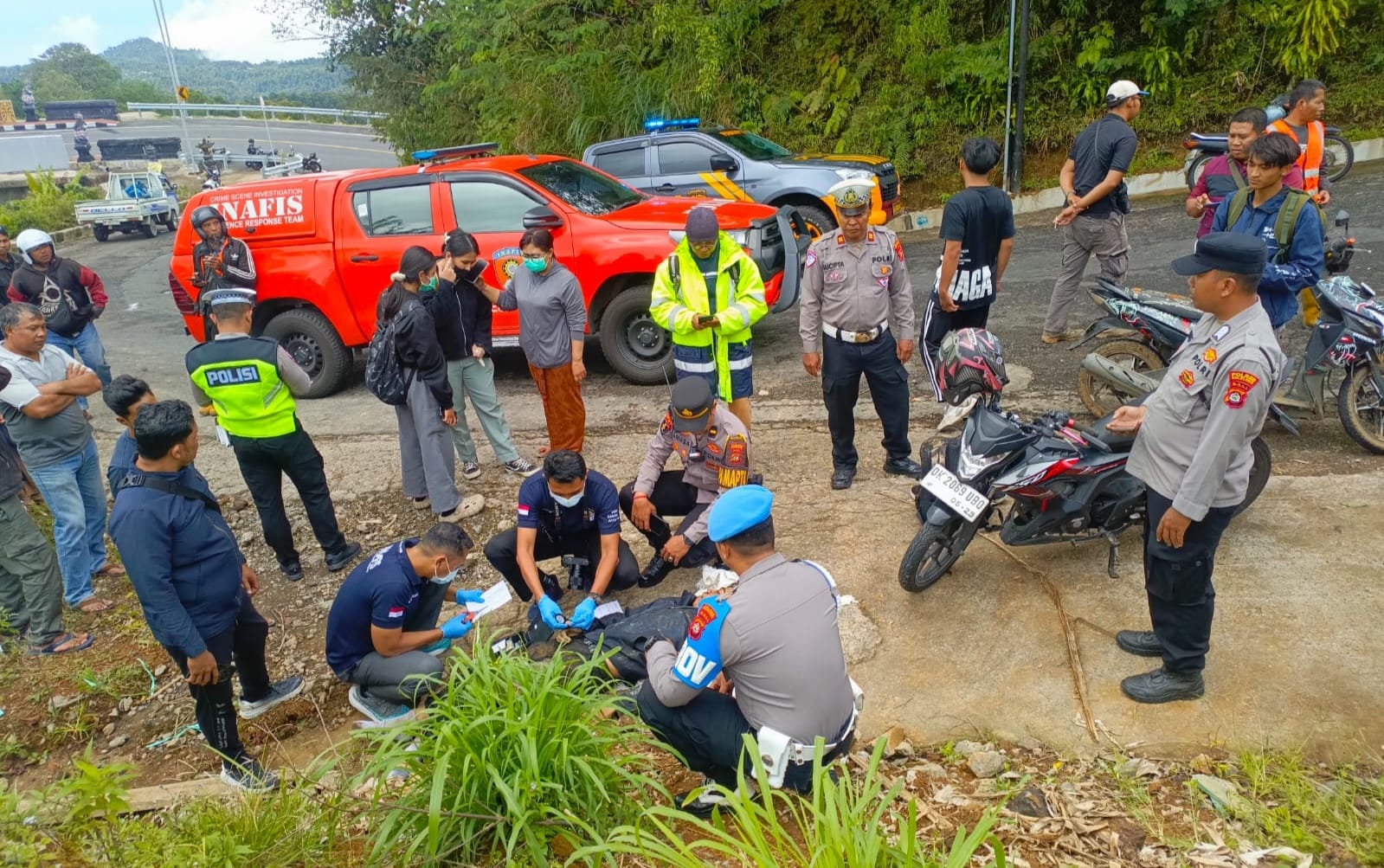 Polisi melakukan pemeriksaan terhadap jenazah korban yang ditemukan di bawah Shortcut Singaraja - Mengwitani titik 7D