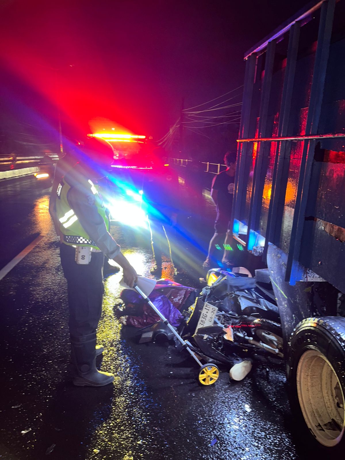 Personel Satlantas Polresta Denpasar melakukan olah TKP kecelakaan maut di Jalan Raya Bypass Ngurah Rai, tepatnya di jembatan panjang Jimbaran, Kecamatan Kuta, Kabupaten Badung, Rabu (25/2) lalu. 