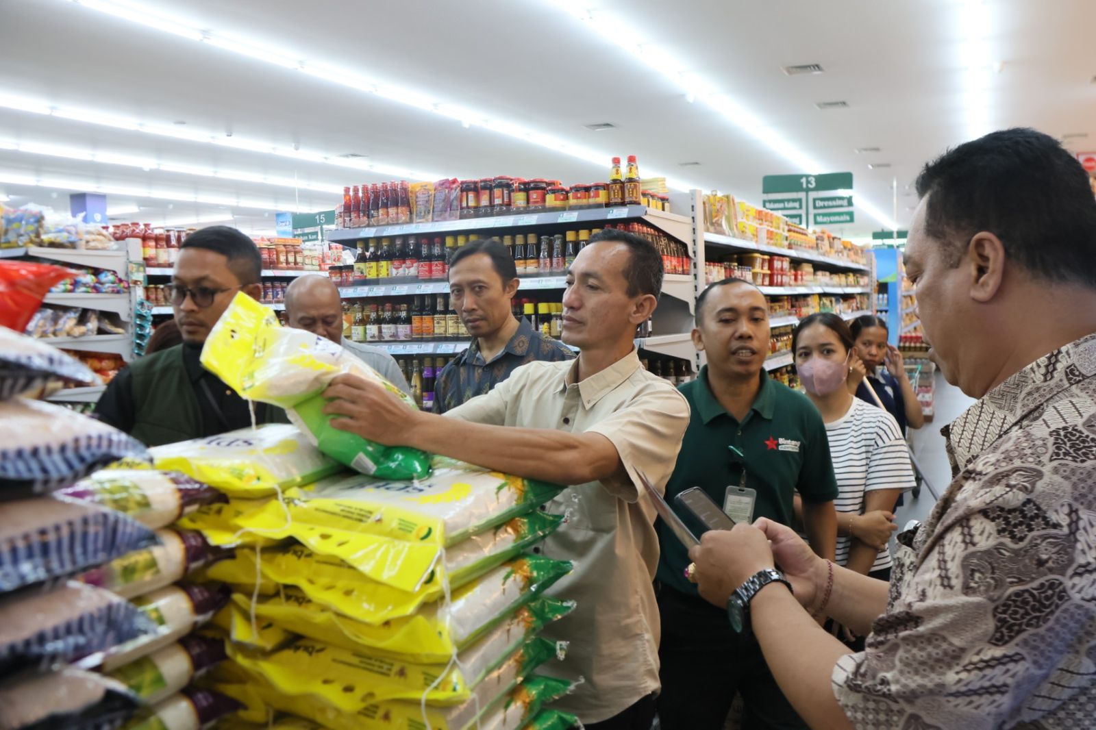 Satgas Pangan melaksanakan inspeksi mendadak dan pemantauan harga serta stok bahan pokok di berbagai pasar tradisional, toko modern, dan pusat perbelanjaan di Bali.