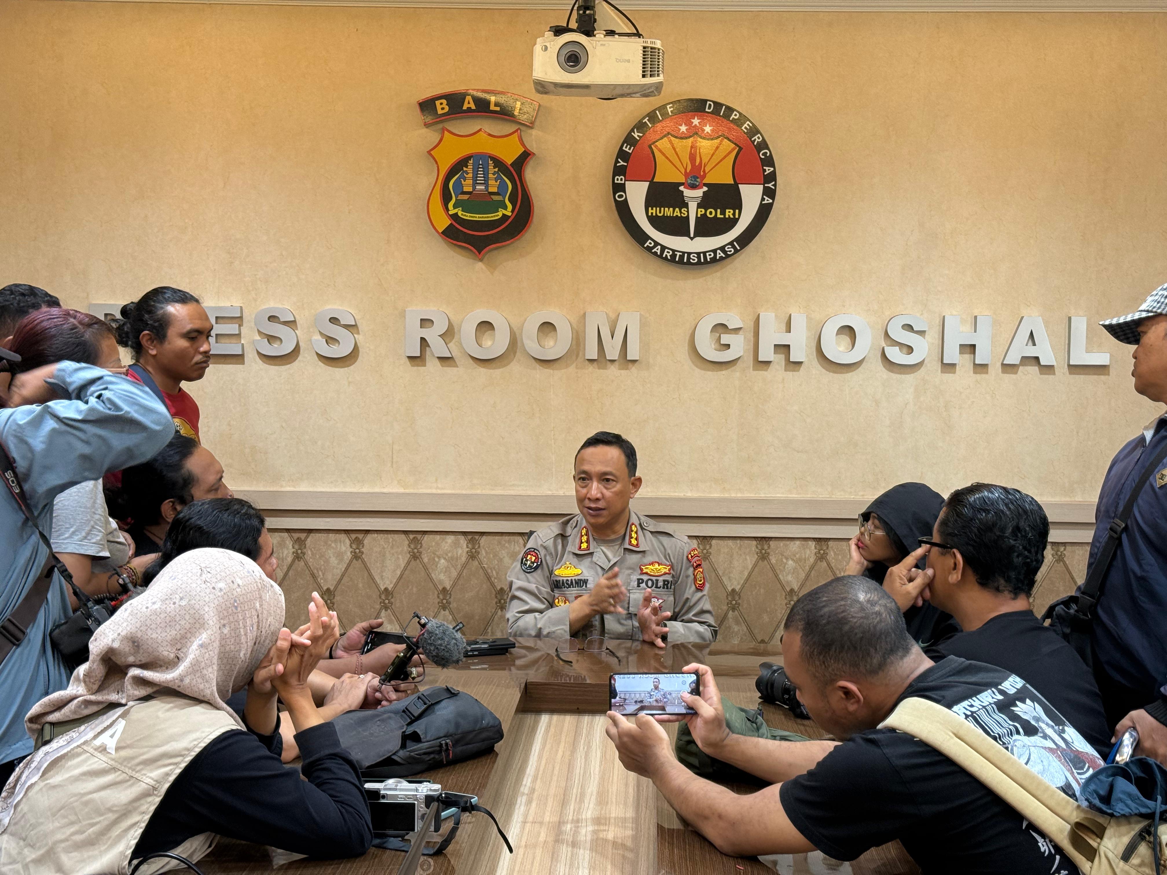Kepala Bidang Hubungan Masyarakat (Kabid Humas) Kombespol Ariasandy berikan keterangan terkait penculikan WNA Ukraina di Bali. 
