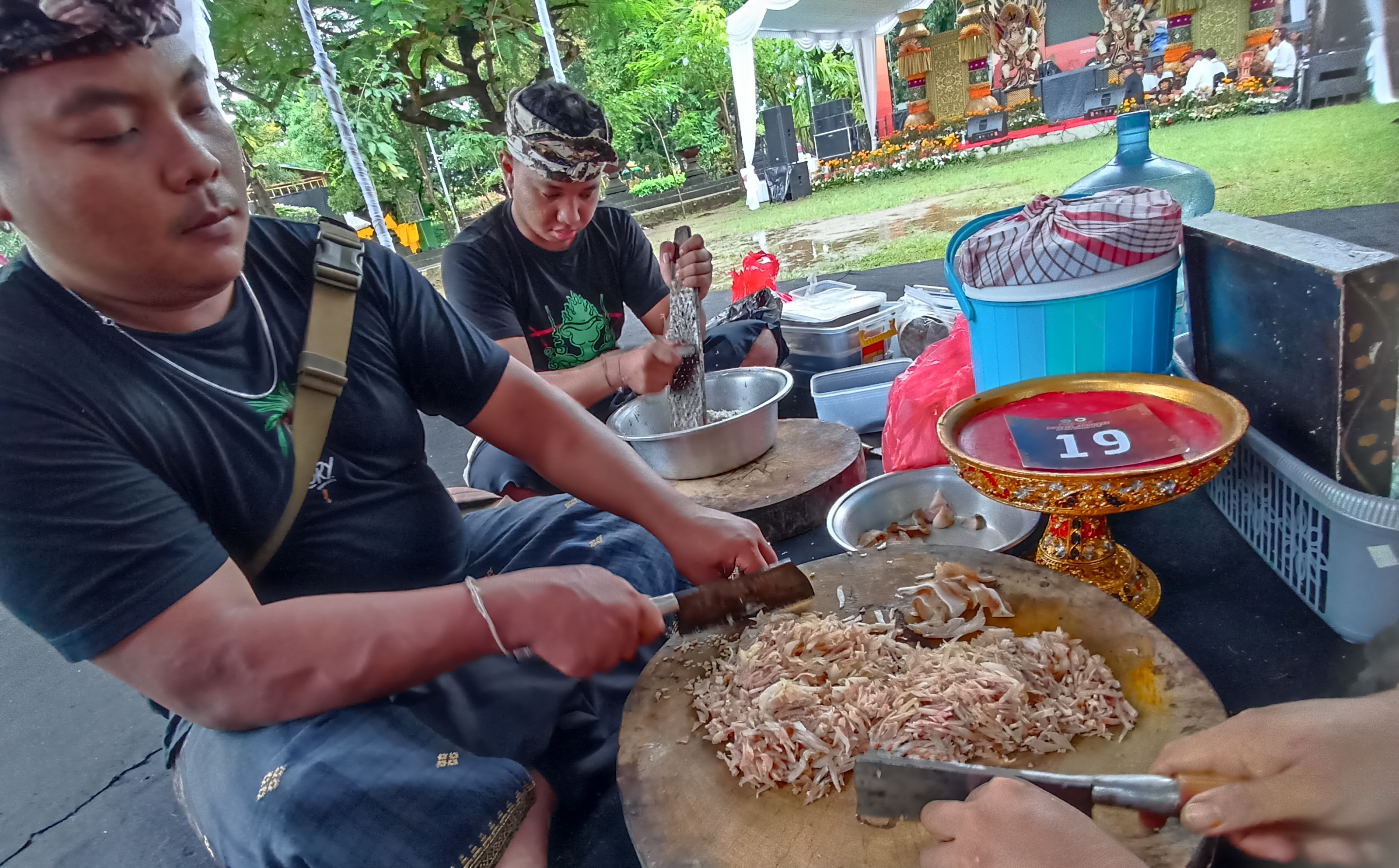 Lomba ngelawar (pembuatan lawar) yang penuh semangat di kawasan kuliner Taman Kota Lumintang, Jumat (27/2) lalu. 