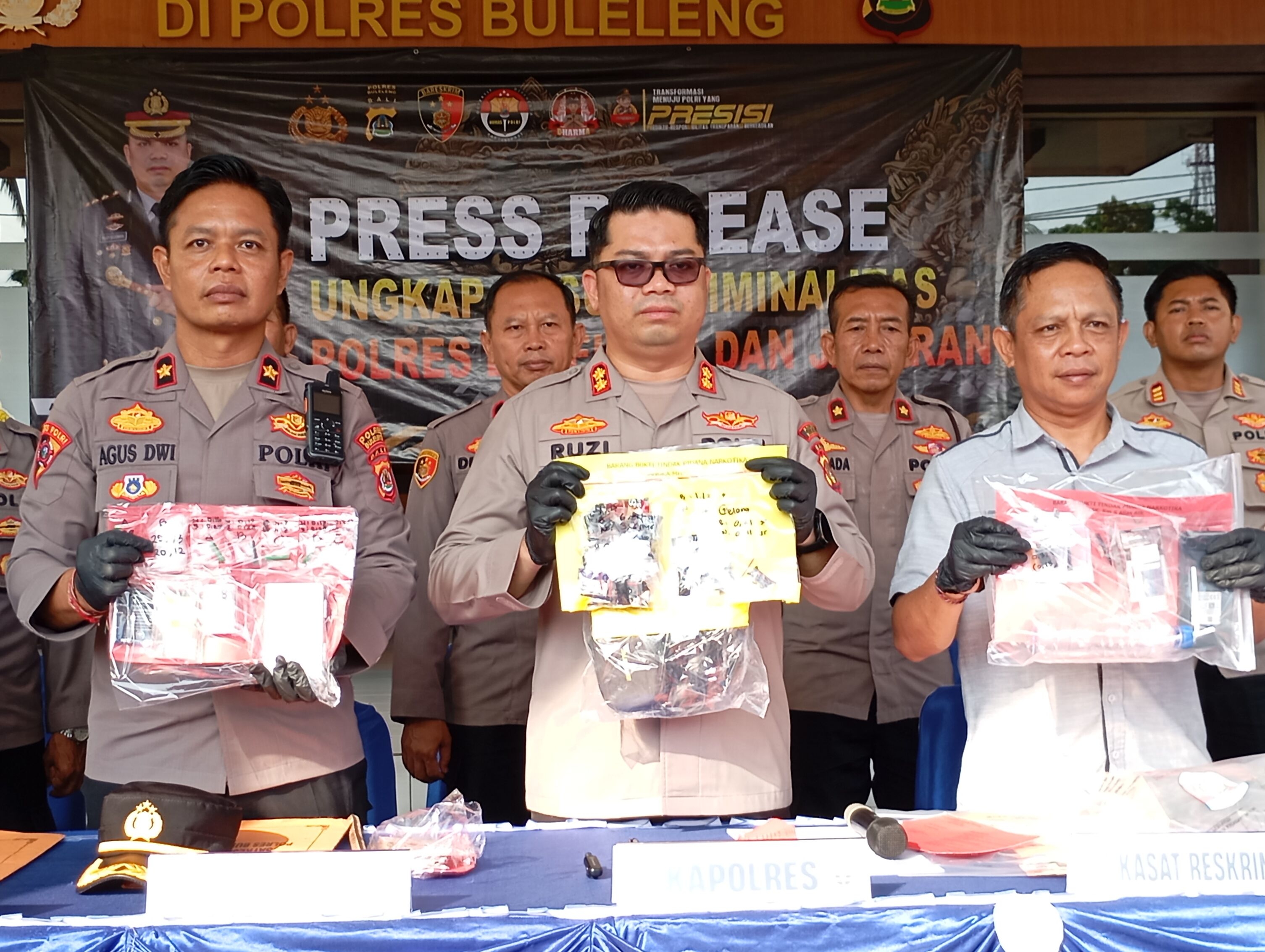 Kapolres Buleleng, AKBP Ruzi Gusman dan Kasat Resnarkoba Polres Buleleng, AKP Putu Edy Sukaryawan menunjukkan barang bukti narkoba. 