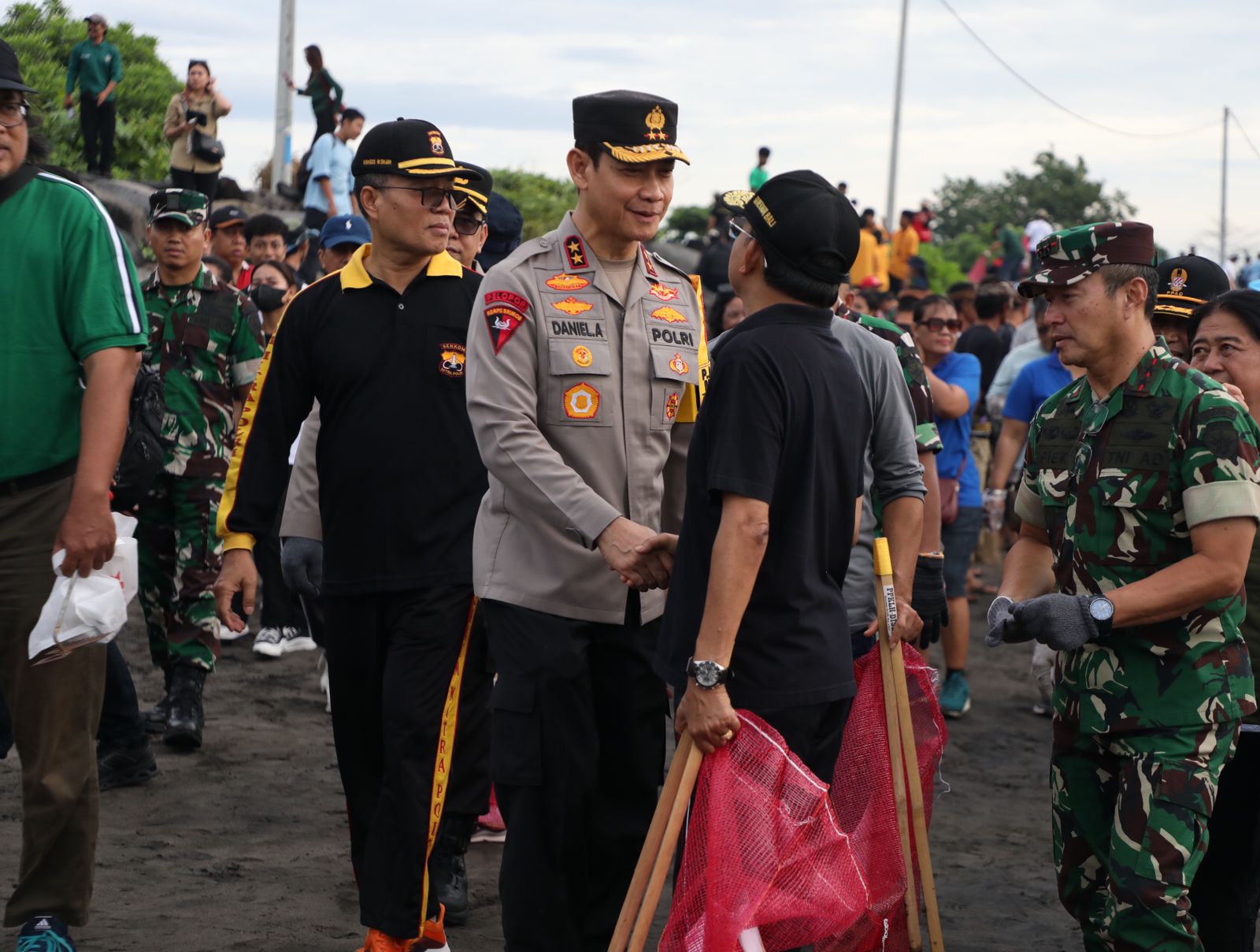 Polda Bali bekerja sama dengan berbagai instansi serta elemen masyarakat menggelar aksi bersih-bersih di Pantai Padang Galak, Denpasar, Minggu kemarin. 
