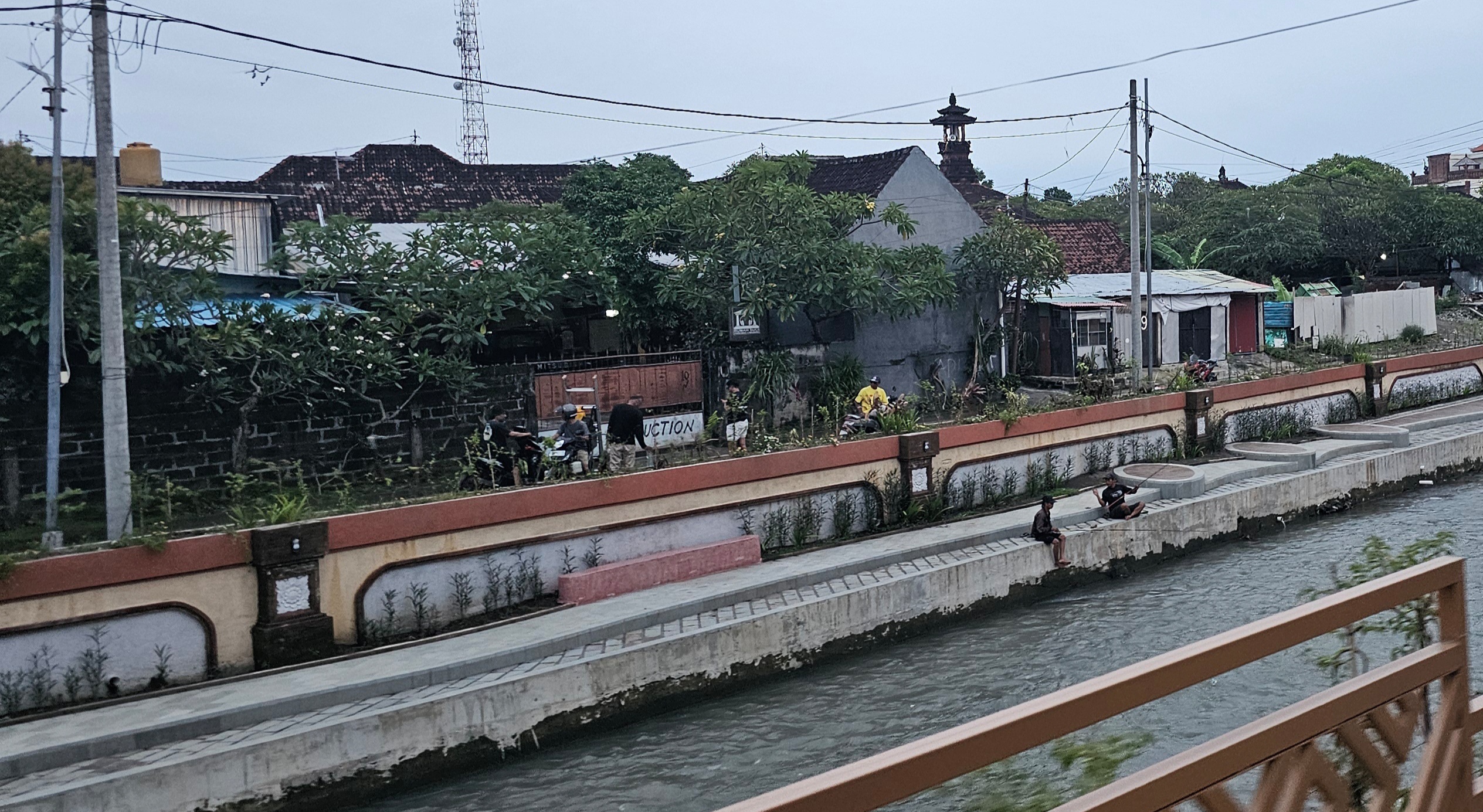 Tukad Badung di Jalan Hasanuddin setelah dilakukan penataan menjadi ruang publik untuk masyarakat kota Denpasar. 