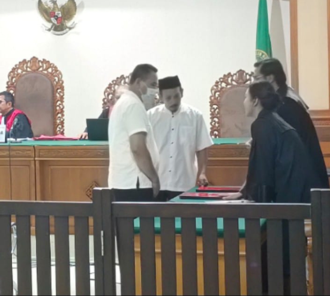 Dua terdakwa korupsi dana renovasi SMKN 2 Negara divonis Pengadilan Tipikor Denpasar. Terdakwa guru kena 14 bulan, rekanan divonis 2 tahun bui. 
