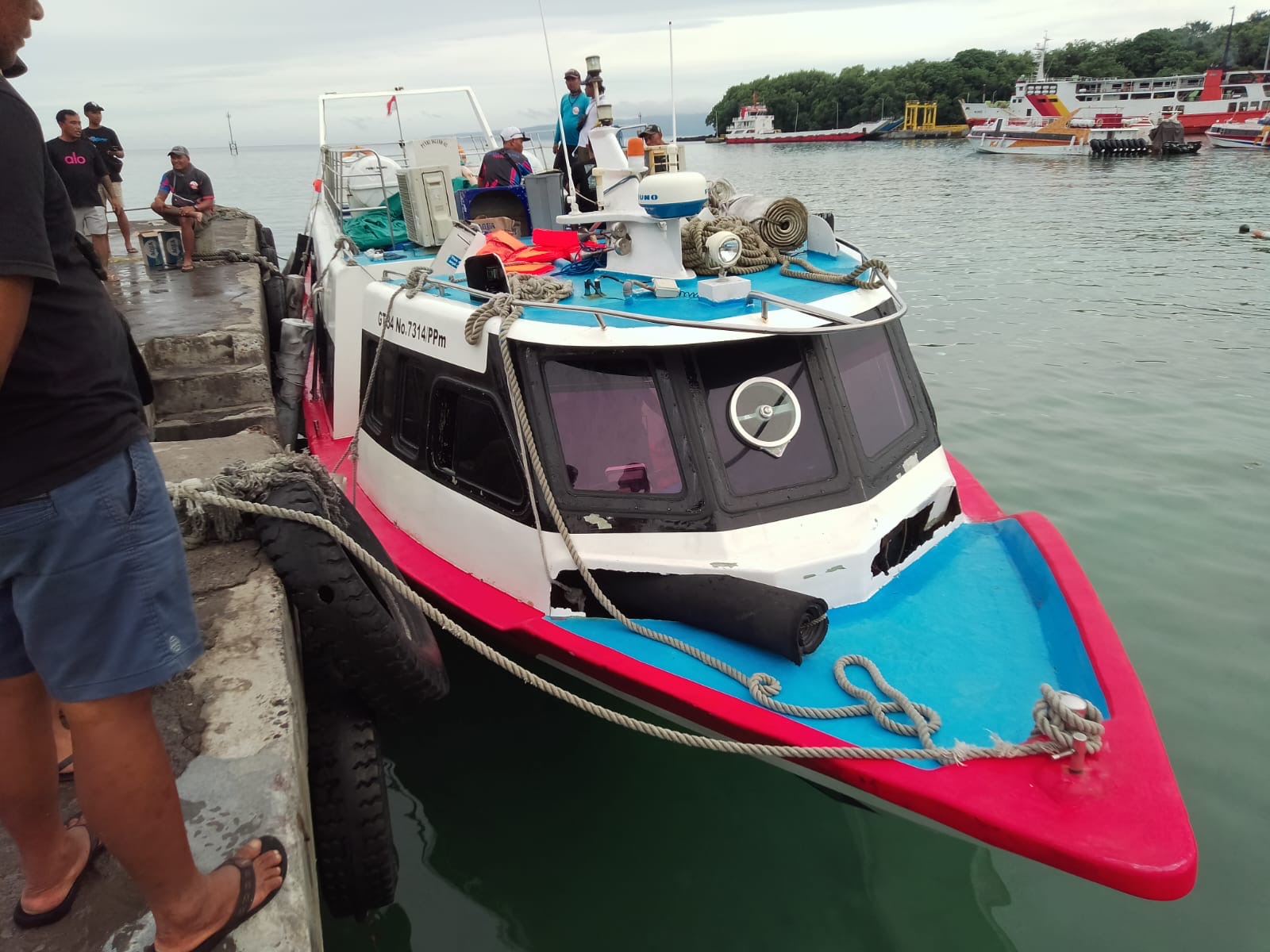 Kondisi fast boat Putri Island usai mengalami kebocoran akibat dihantam gelombang saat menuju Pelabuhan Padangbai. 