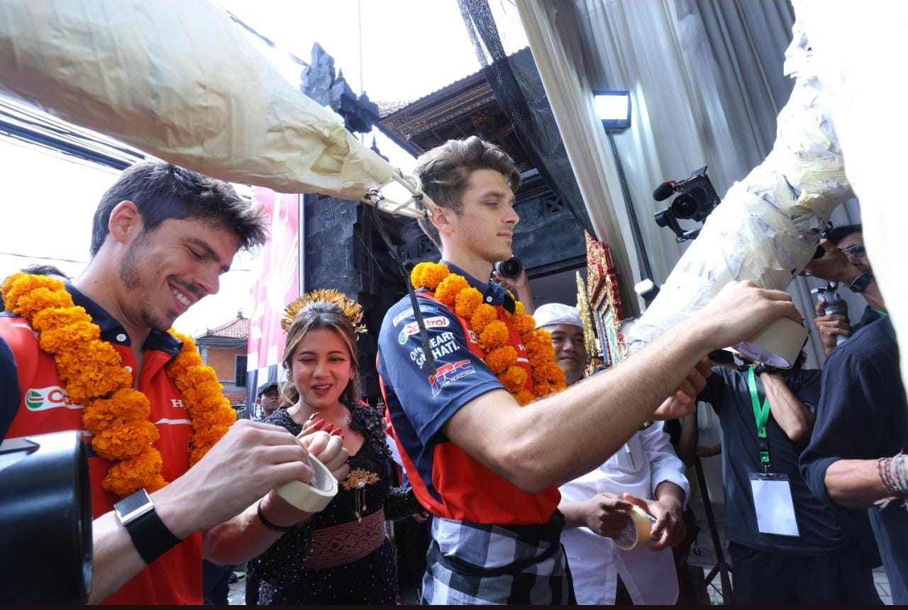 Pembalap Motogp, Joan Mir dan Luca Marini saat tiba si Bali. Kedua pembalap top Honda ini sempat belajar Tari Kecak bersama seniman lokal di Bali. 
