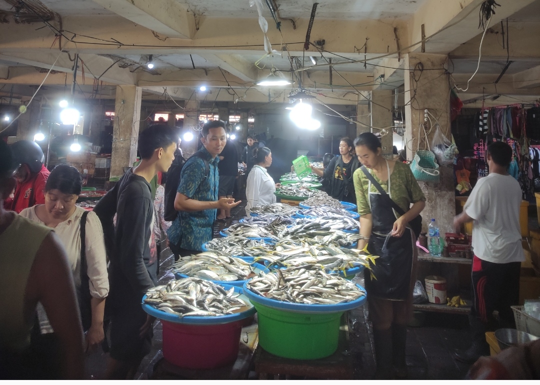  Aktivitas jual beli ikan di pasar Kumbasari, Denpasar. 