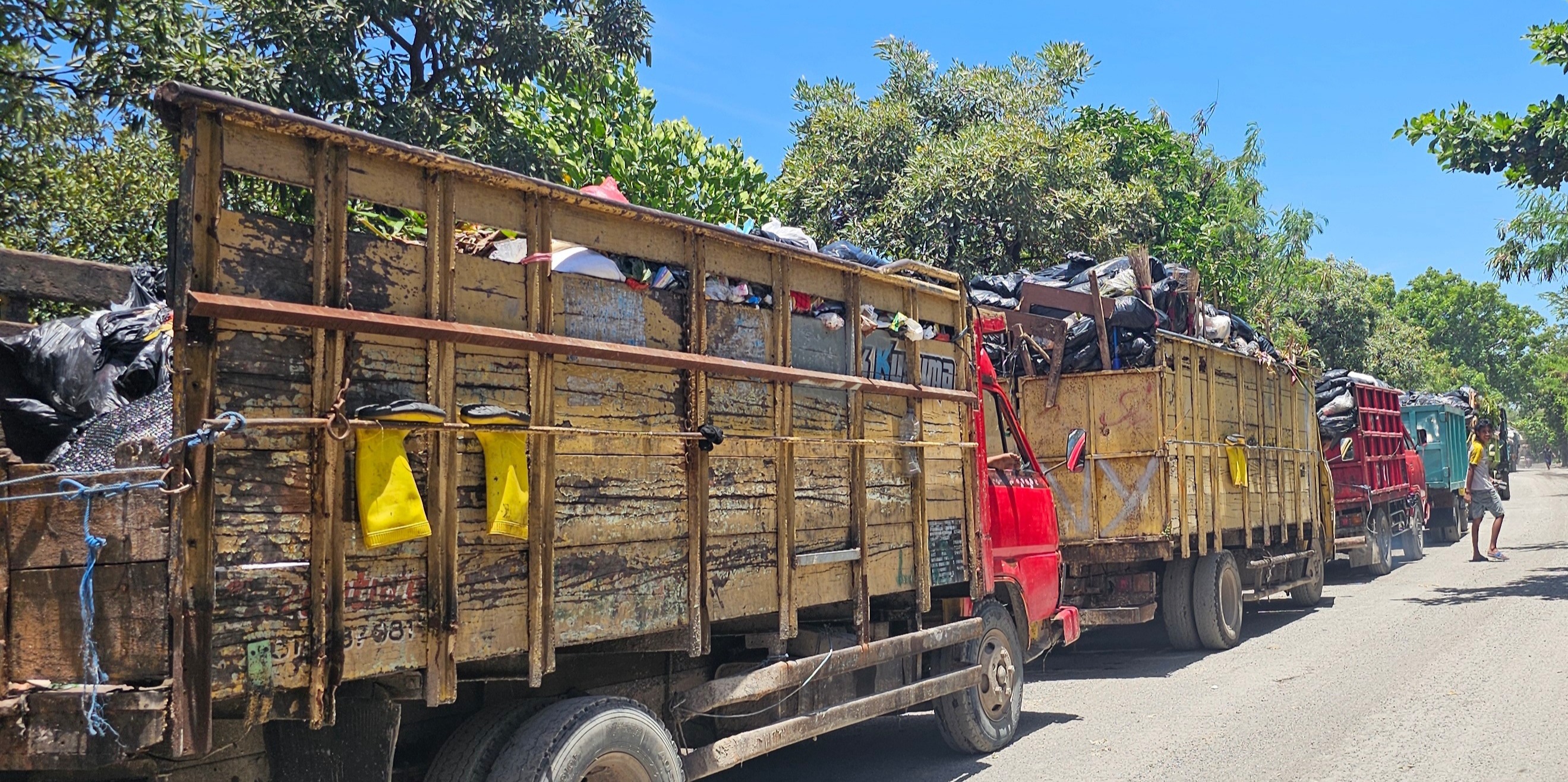 Kunjungan Menteri Lingkungan Hidup (LH) Hanif Faisol Nurofiq ke Tempat Pemrosesan Akhir (TPA) Suwung pada Kamis (5/3) pukul 11.00 WITA disambut antrean truk sampah dan jalan berlumpur. 