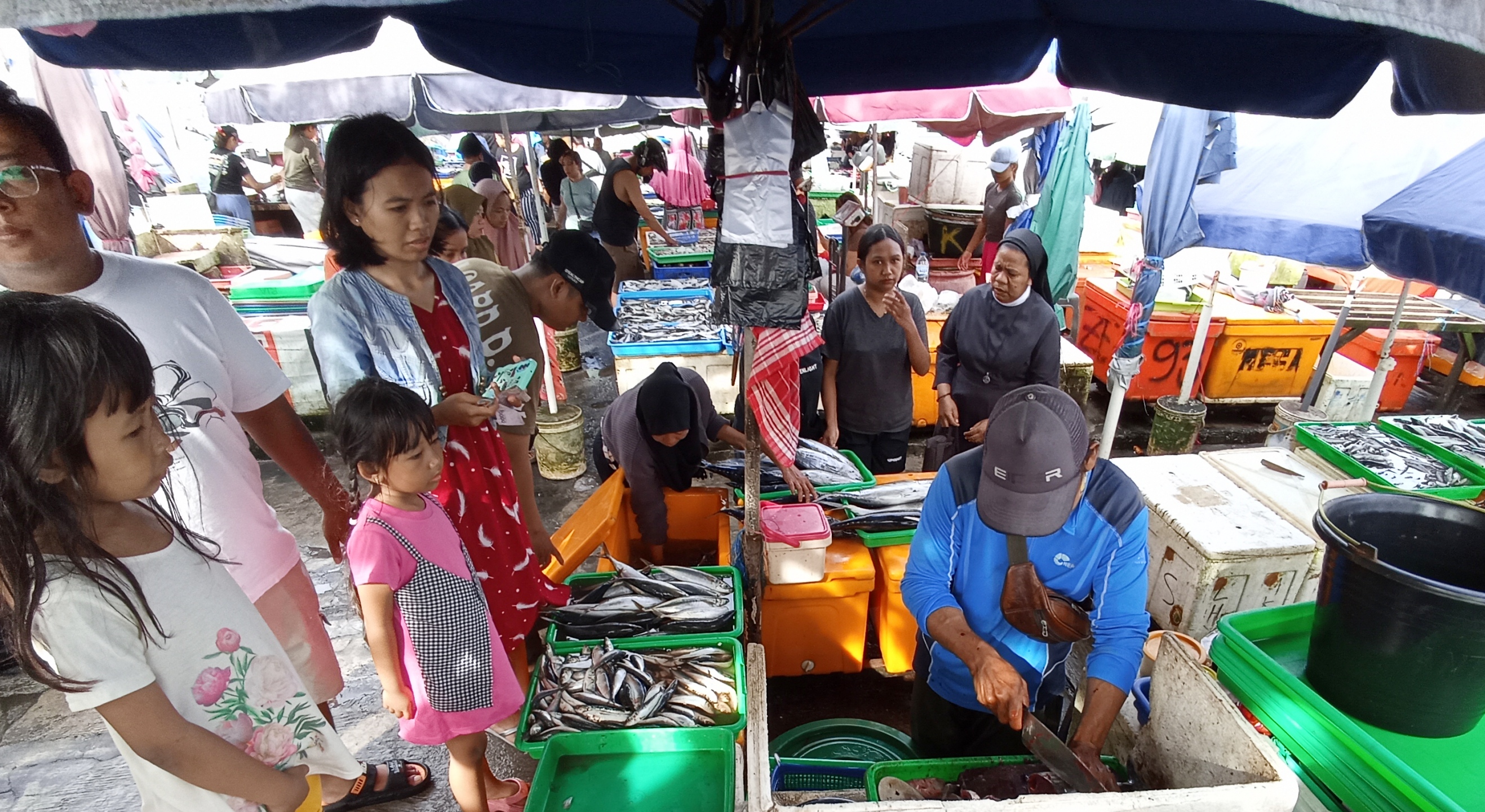 Harga ikan di Pasar Kedonganan meroket akibat cuaca buruk di Bali.  