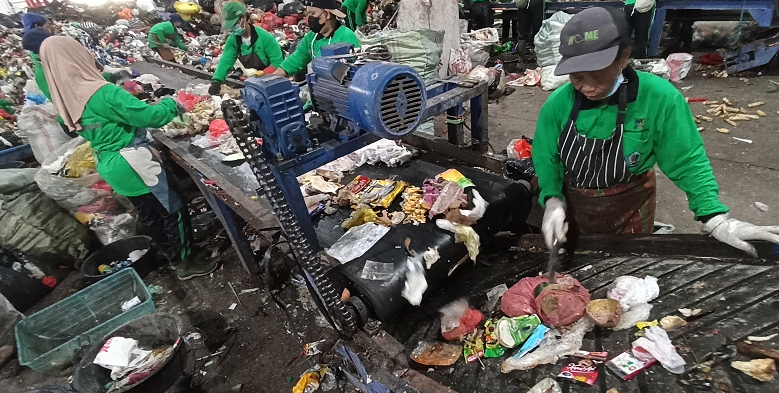TPST Tahura I Denpasar hanya bisa kelola 35-45 ton sampah/ hari akibat kekurangan tnaga kerja. 