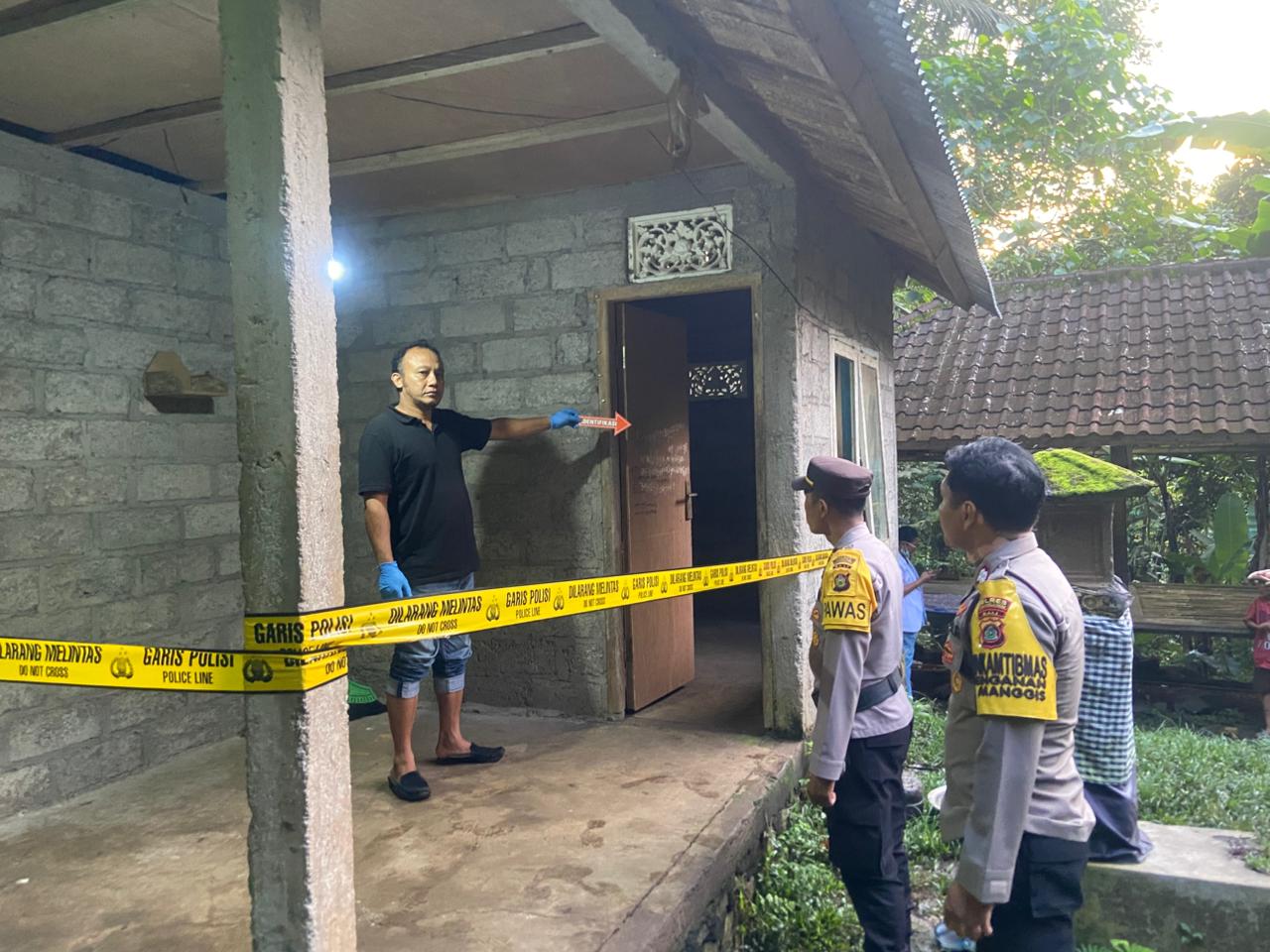 Aparat dari Polsek Manggis saat melakukan olah TKP di lokasi IKK gantung diri.