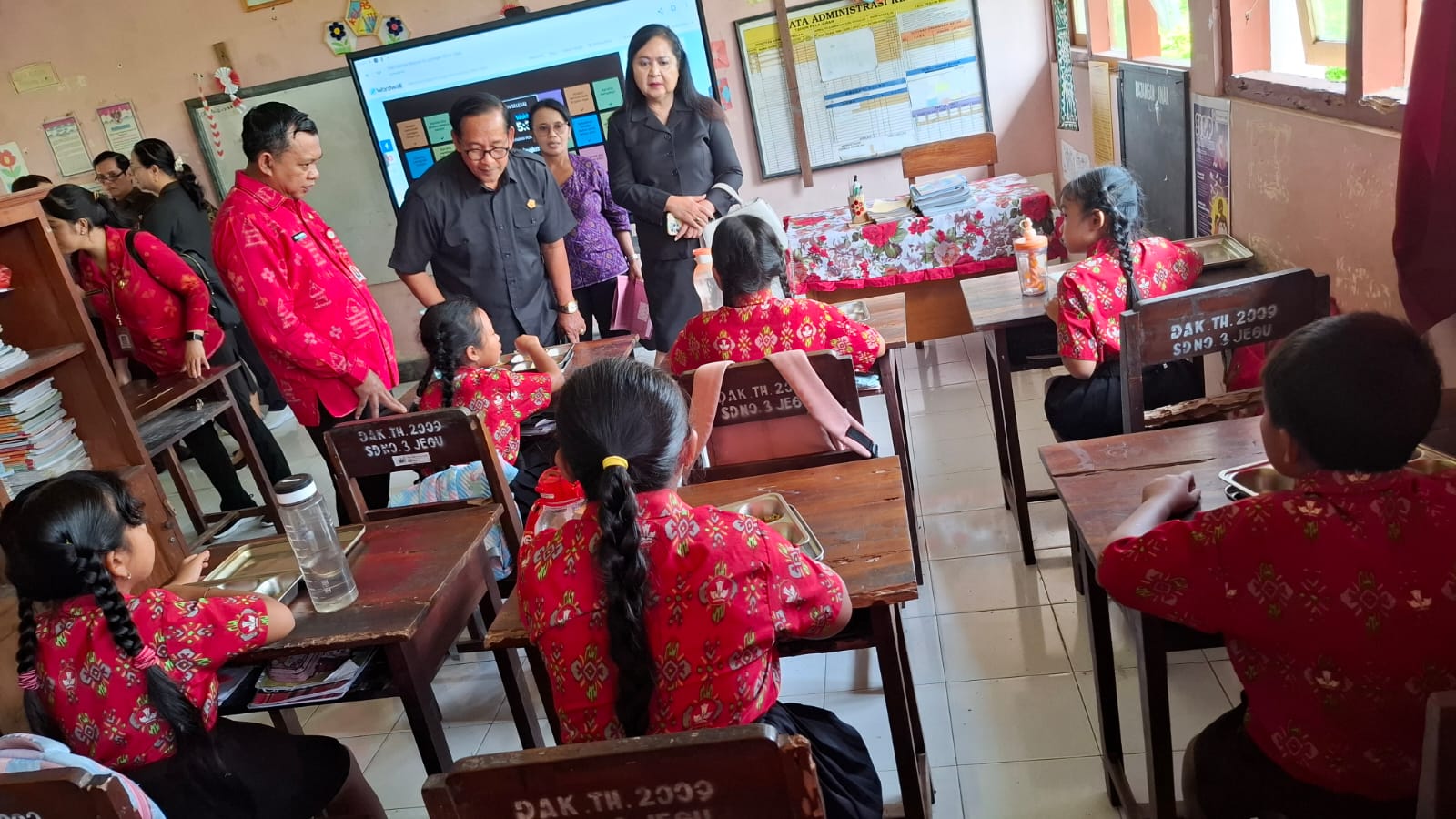 Komisi IV DPRD Tabanan saat melakukan sidak Makan Bergizi Gratis (MBG) di SDN 2 dan 3 Desa Jegu, Kecamatan Penebel, Tabanan. 