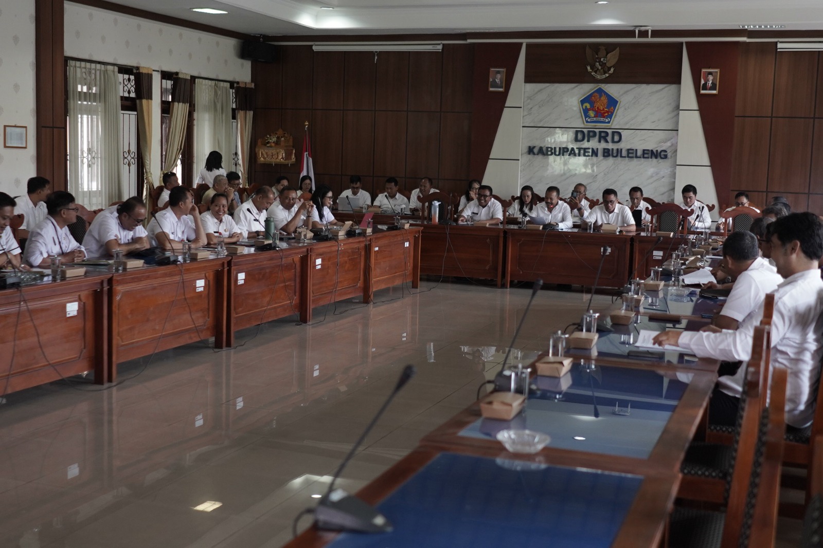 Suasana rapat DPRD Buleleng membahas sejumlah Rancangan Peraturan Daerah (Ranperda). Salah satunya ranperda penanggulangan kemiskinan.