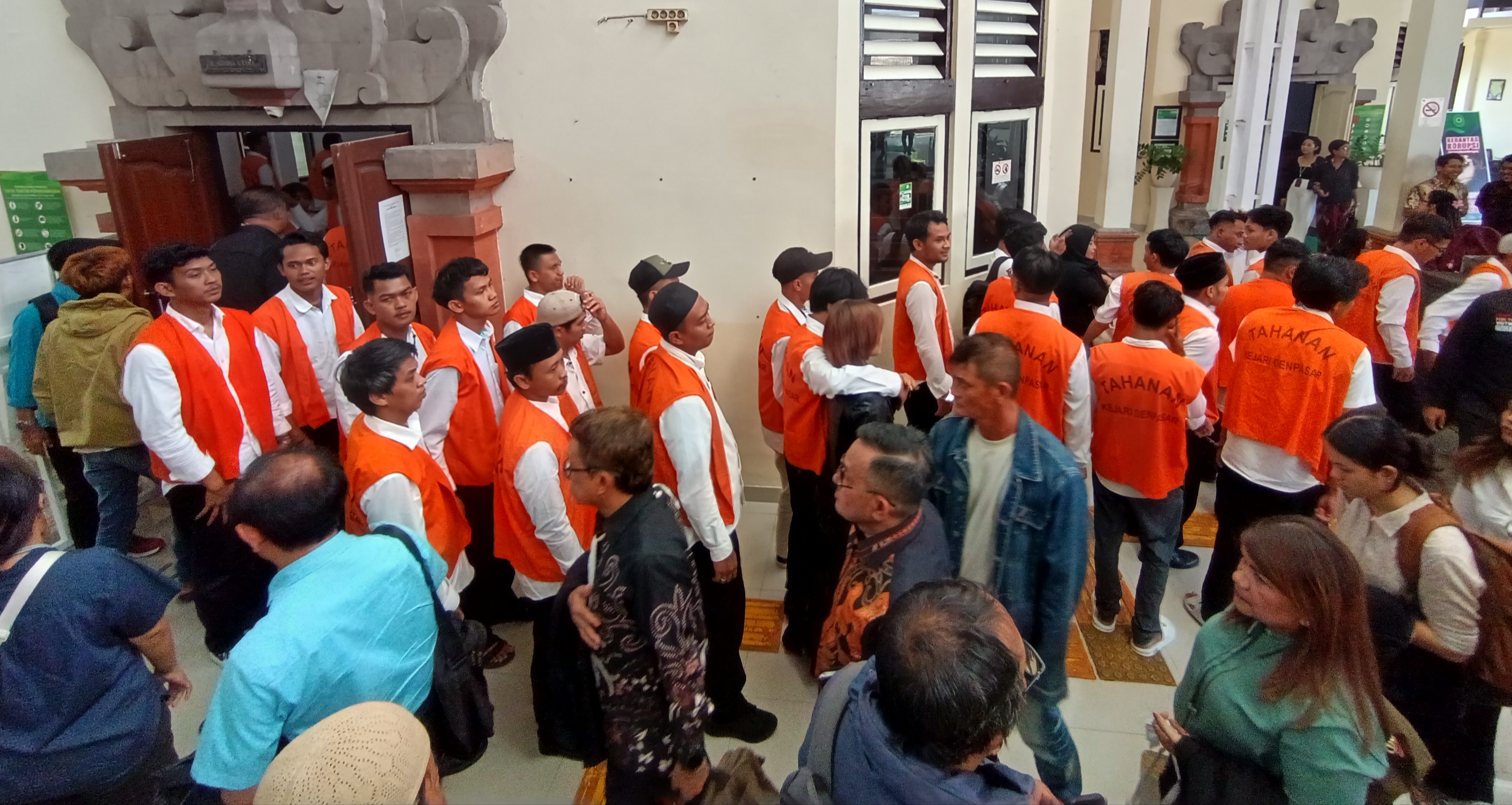  Para terdakwa kasus kejahatan ITE menjalani sidang putusan di PN Denpasar. 