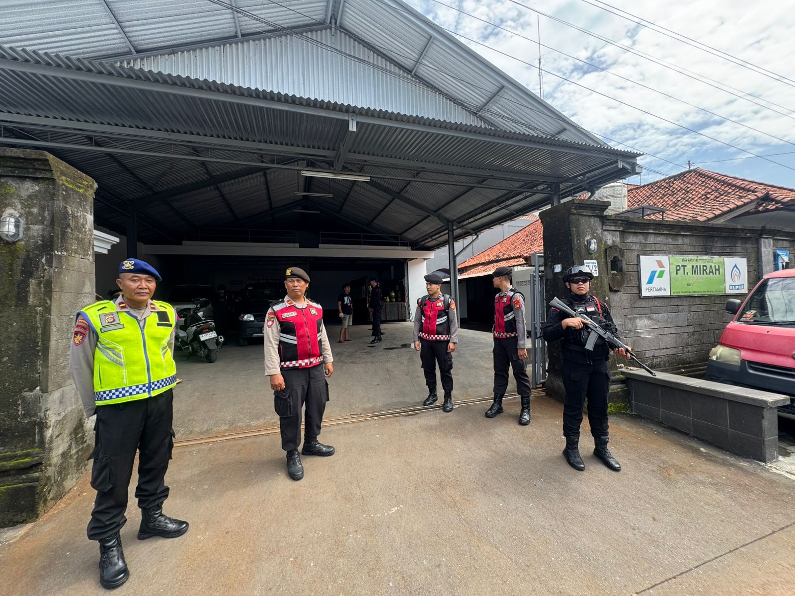 Polda Bali melakukan pengecekan stok tabung gas elpiji di distributor PT Mirah, Jalan Sekar Tunjung, Kesiman, wilayah Denpasar, Kamis (5/3/2026), dalam rangka Operasi Cipta Kondisi jelang hari raya. 