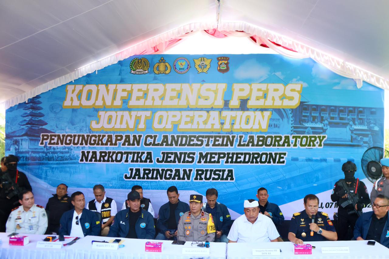 Petugas gabungan saat membeberkan hasil penggerebekan Lab produksi narkotika yang diotaki dua WNA Rusia di Gianyar, Bali. 