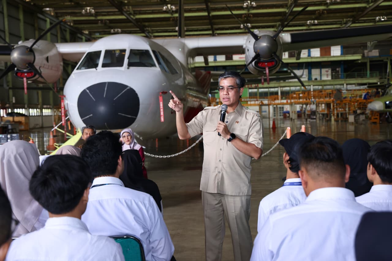 Menteri Ketenagakerjaan, Yassierli, saat meninjau pelaksanaan Program Magang Nasional (MagangHub) di PT Dirgantara Indonesia (PTDI), Bandung. 