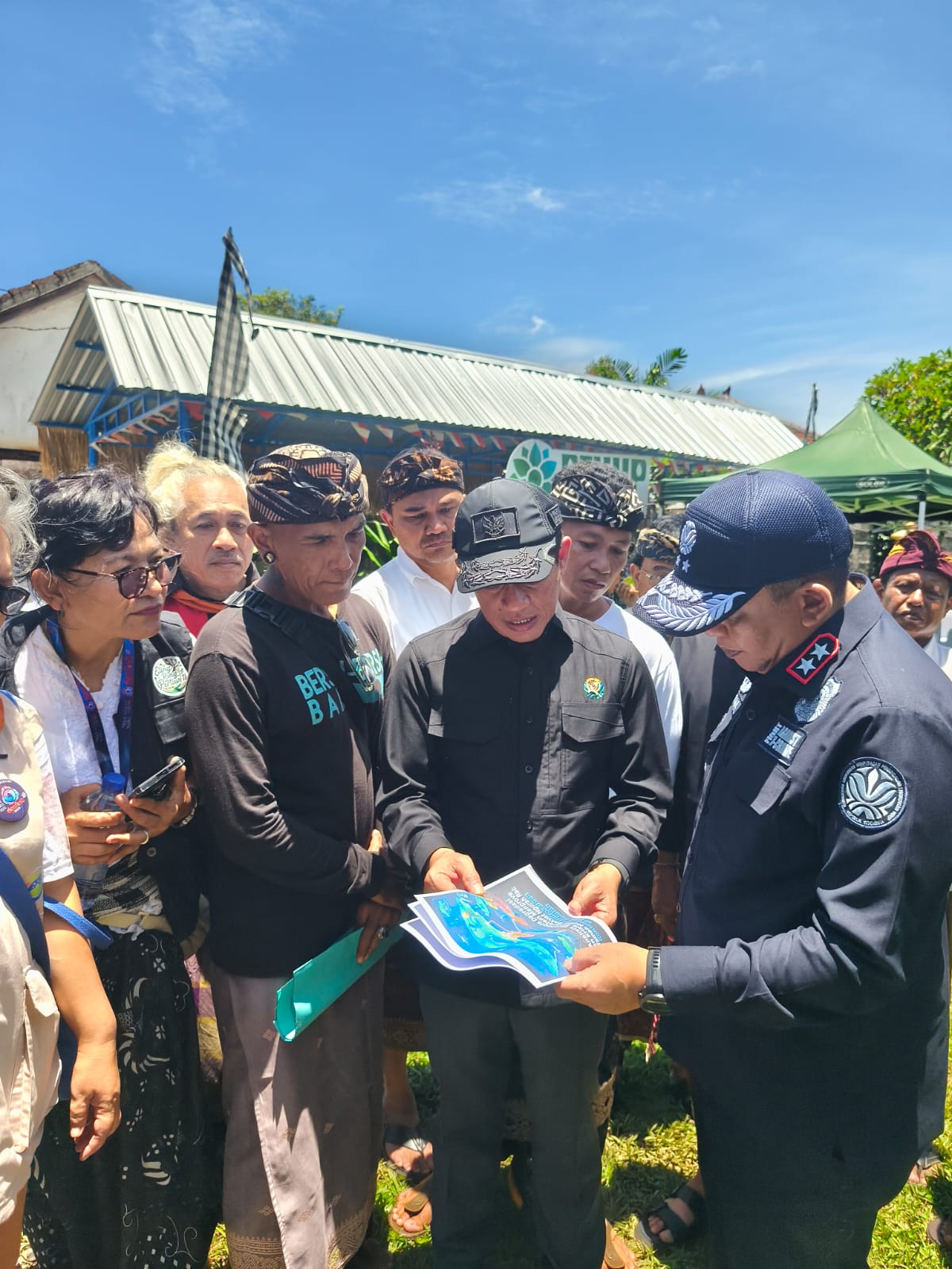 IGNA Agus Norman Sasono dari Gerakan Bersih-Bersih Bali menyerahkan dokumen kerusakan kepada Menteri Lingkungan Hidup Hanif Faisol pada Kamis (5/3) lalu.    