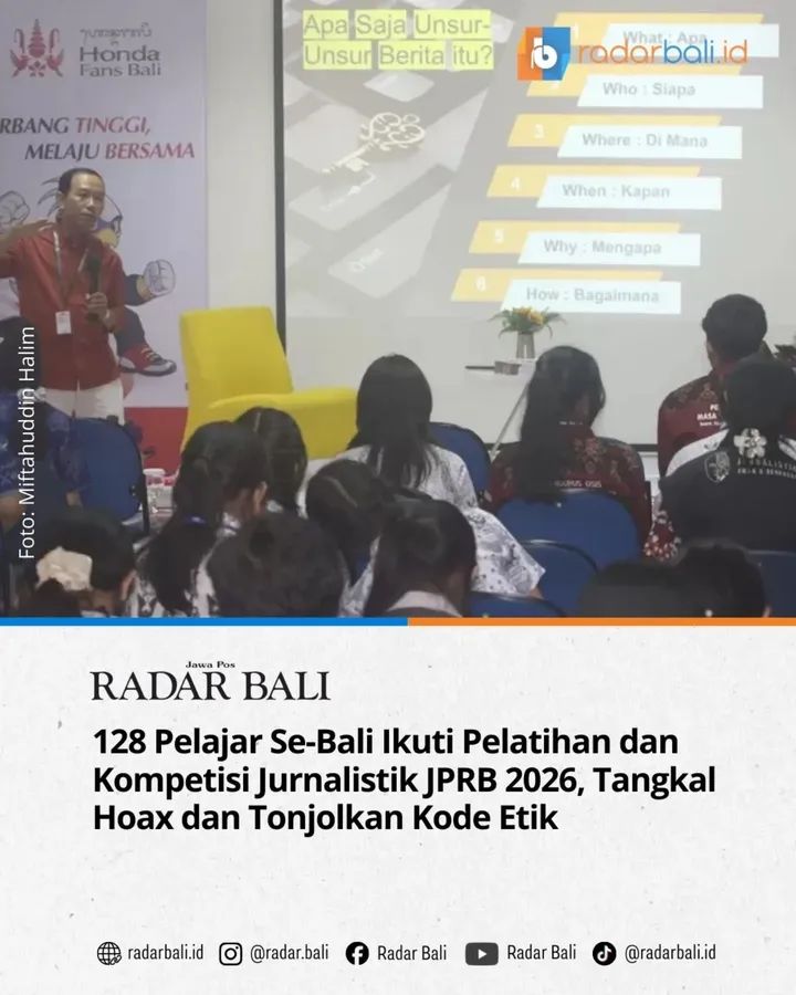 M. Ridwan (kiri) menyampaikan materi hard news kepada peserta pelatihan dan kompetisi jurnalistik Jawa Pos Radar Bali, Sabtu (7/3/2026) kemarin.