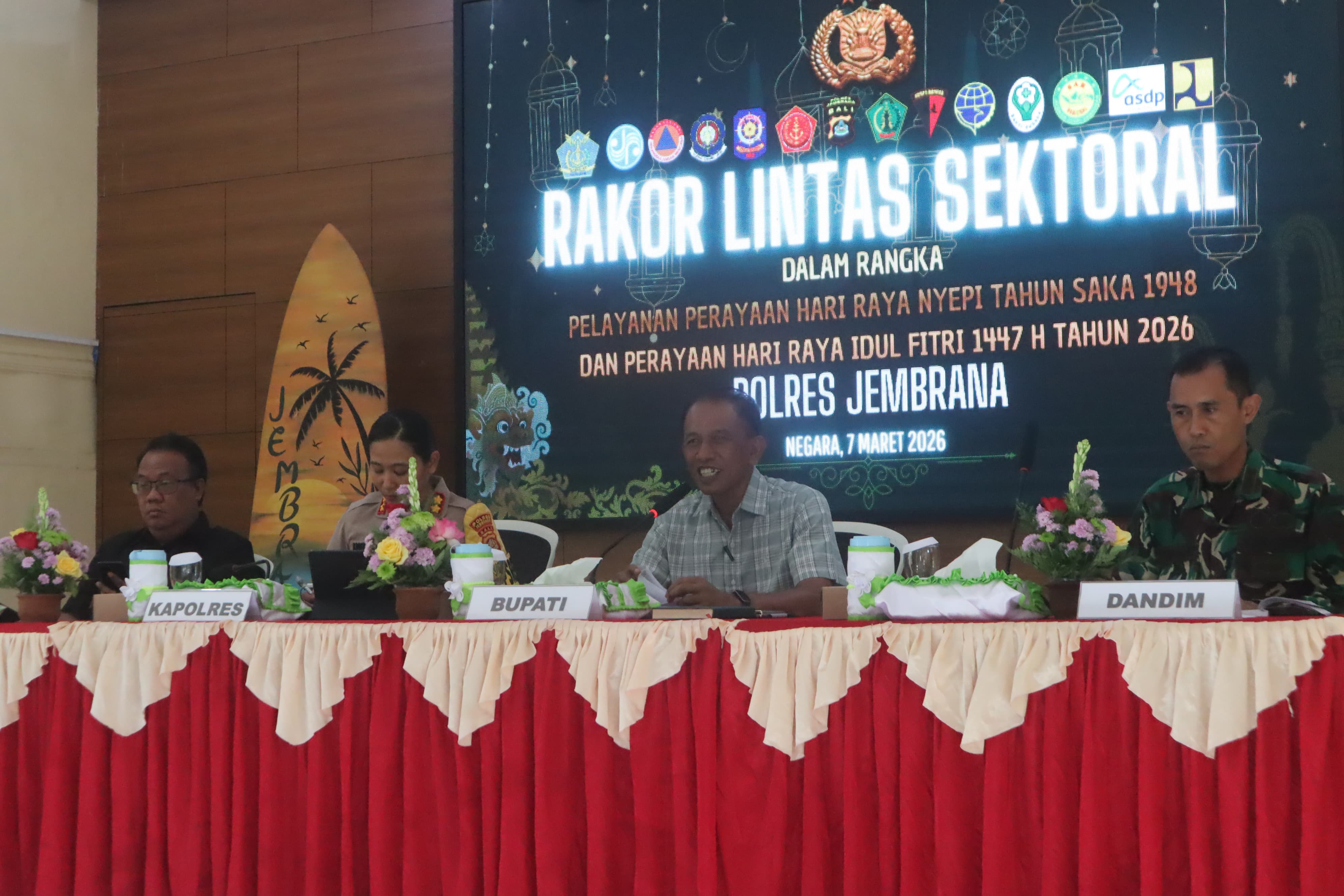 Sekretaris Kabupaten Jembrana I Made Budiasa (dua dari kanan) saat menghadiri Rakor Lintas Sektoral,  Sabtu (7/3) kemarin. 