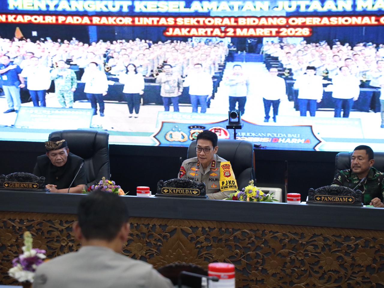 Kapolda Bali Irjenpol Daniel Adityajaya saa memimpin rapat koordinasi lintas sektoral dalam rangka persiapan pengamanan hari raya melalui Operasi Ketupat Agung 2026.