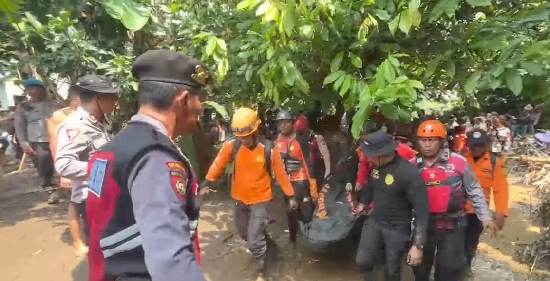 Tim SAR mengevakuasi jenazah salah satu korban banjir bandang di Desa Banjar yang sempat dinyatakan hilang. Jenazah itu ditemukan di antara timbunan ranting dan sampah di Desa Kalianget, Buleleng. 
