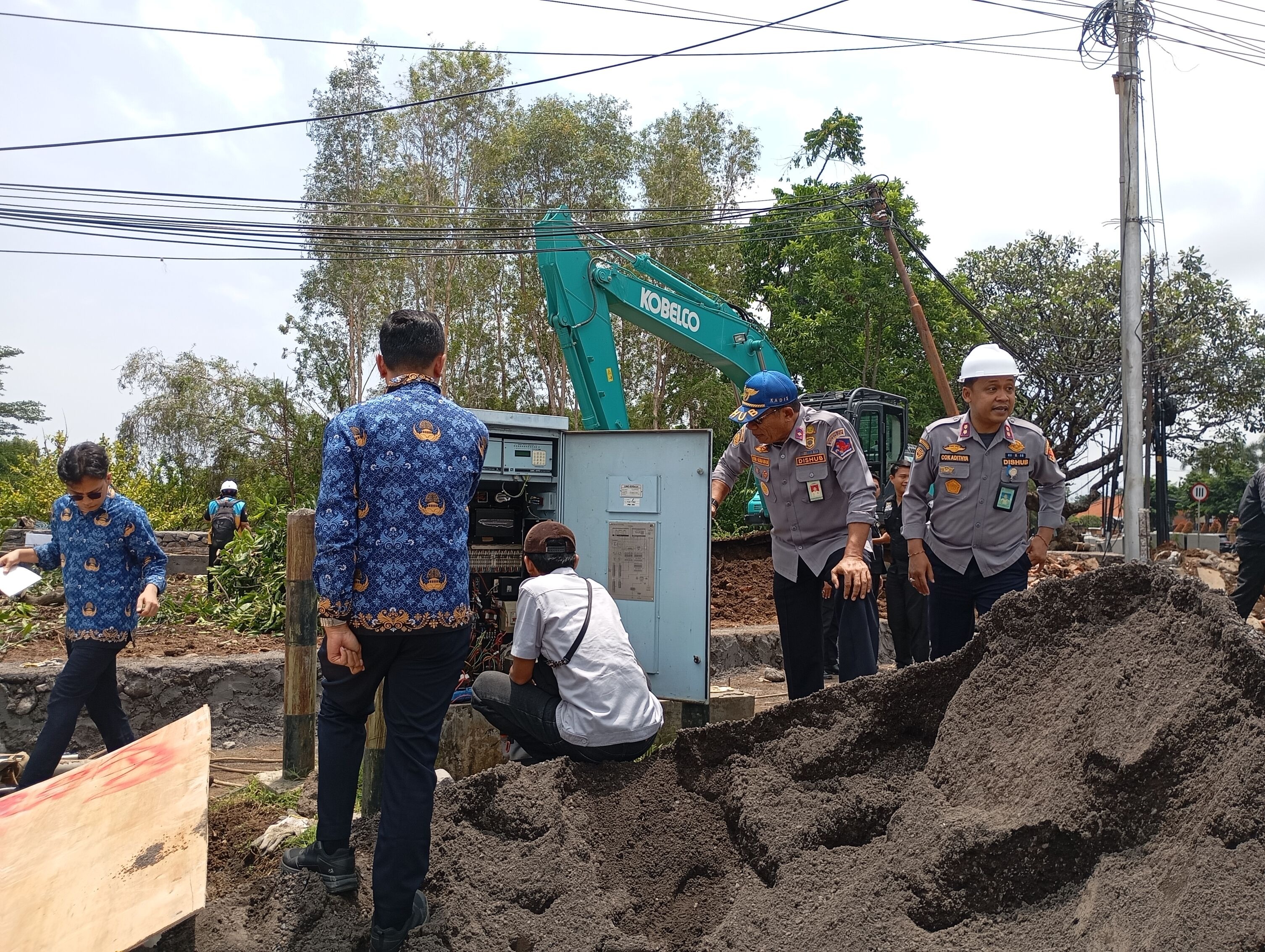 Tim BPTD Kelas II Bali memeriksa komponen traffic light yang mati akibat kabelnya kena garuk proyek penataan kawasan titik nol Kota Singaraja. 