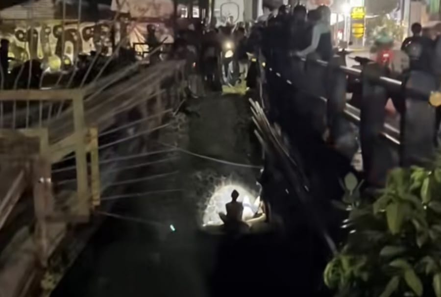 Warga negara Italia, Alessandro Molini,44, ditemukan terkapar di bantaran sungai di bawah jembatan Jalan Patih Jelantik, Legian, Kuta, Sabtu (7/3/2026) dini hari. Korban diduga didorong oleh waria. 