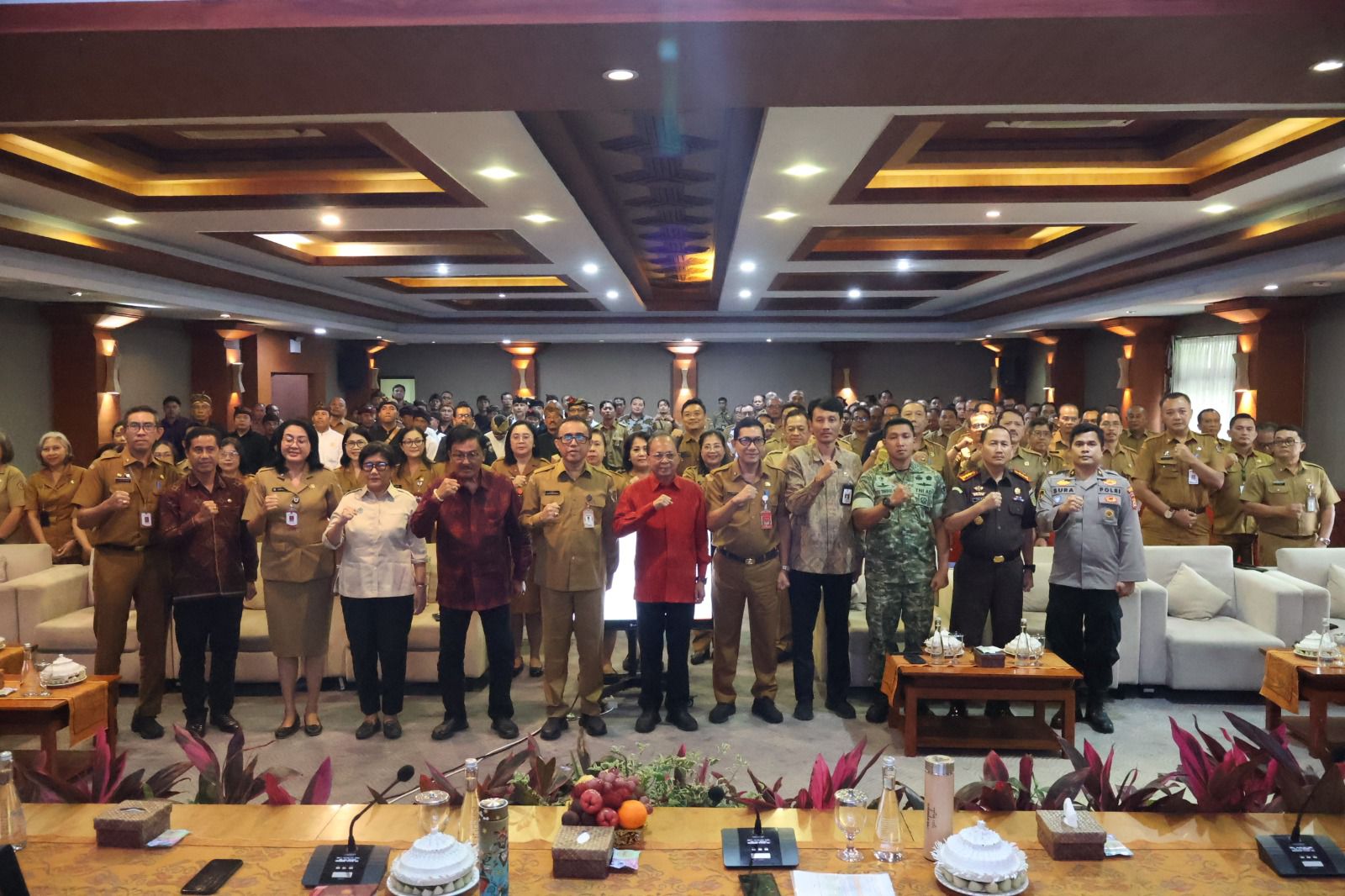 Gubernur Bali Wayan Koster dalam arahannya di hadapan Kepala Desa dan Lurah se-Kota Denpasar terkait Percepatan Pengelolaan Sampah Berbasis Sumber yang berlangsung di Gedung Sewaka Dharma, Lumintang. 