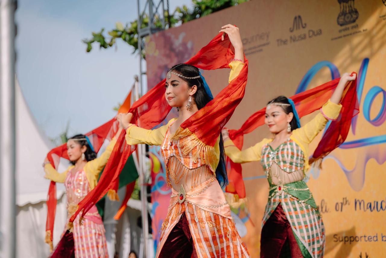Festival Holi ini diikuti lebih dari 400 peserta dari berbagai kalangan masyarakat dan wisatawan India. 