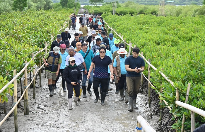  Wakil Gubernur Bali I Nyoman Giri Prasta turut hadir dan turun langsung menanam mangrove, sebagai bentuk dukungan nyata terhadap pelestarian alam Bali.