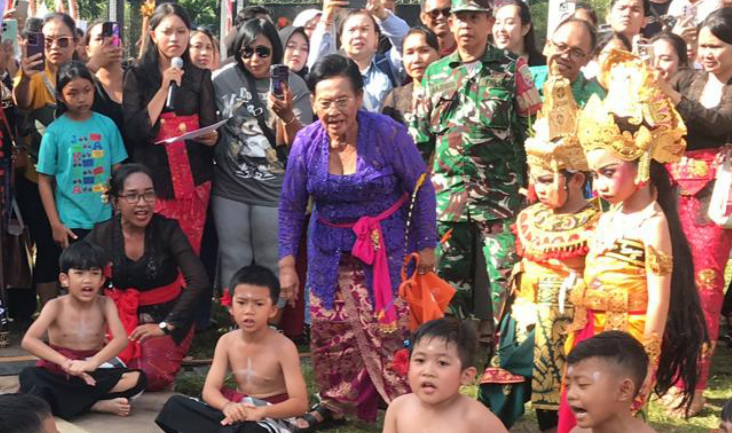 A.A. Istri Rai Setyawati terlihat khusyuk membimbing anak- anak yang akan tampil. 