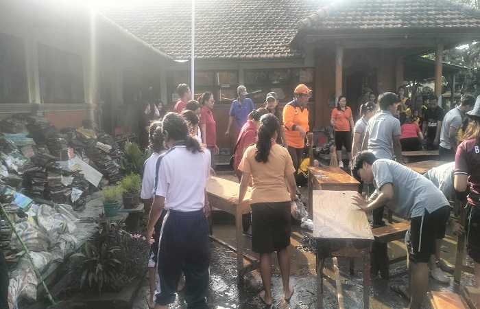 Para guru, siswa, dan relawan melakukan pembersihan di SDN 5 Banjar. Sekolah ini terendam lumpur imbas banjir bandang.  