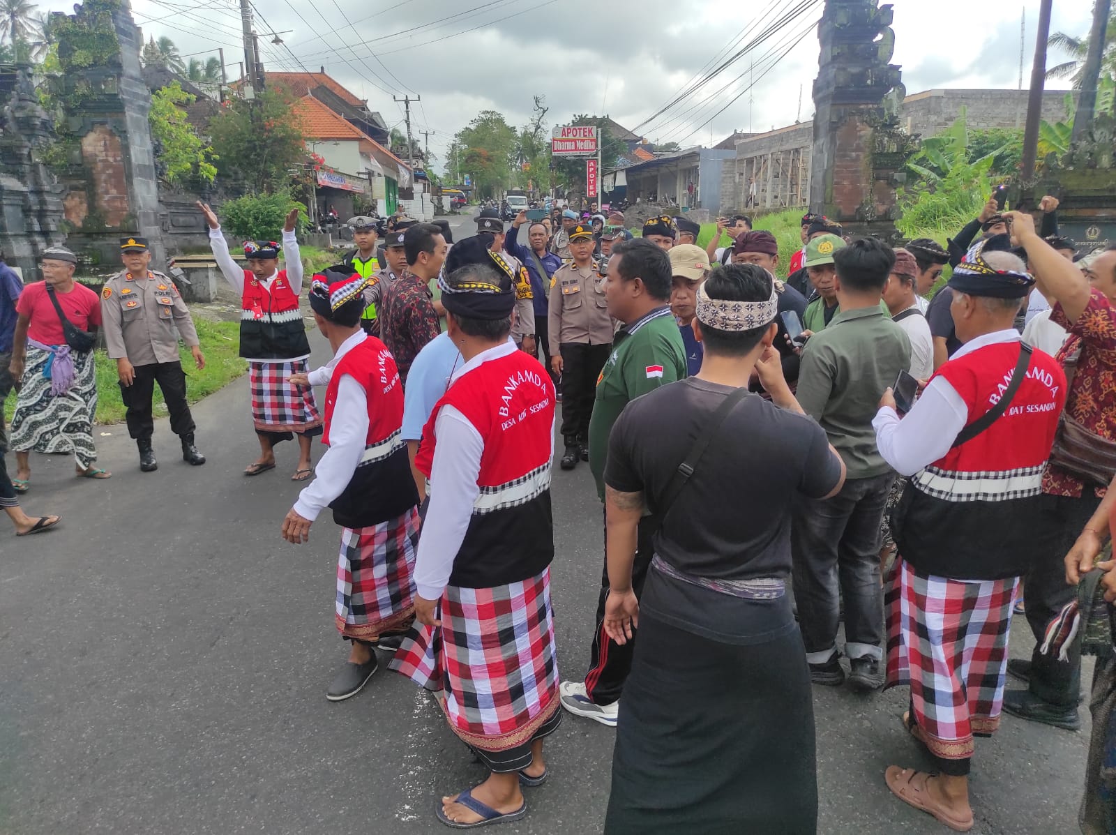Suasana sengketa tapal batas antara Desa Buruan, Penebel dengan Desa Sesandan, Tabanan.