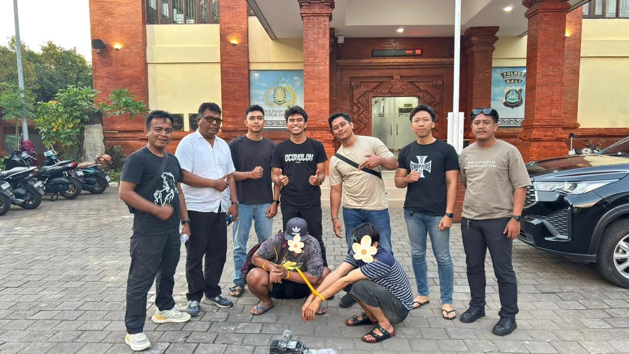 Polres Kawasan Bandara I Gusti Ngurah Rai menangkap dua pelaku dan mengamankan narkoba jenis ganja yang dikirim via kargo. 