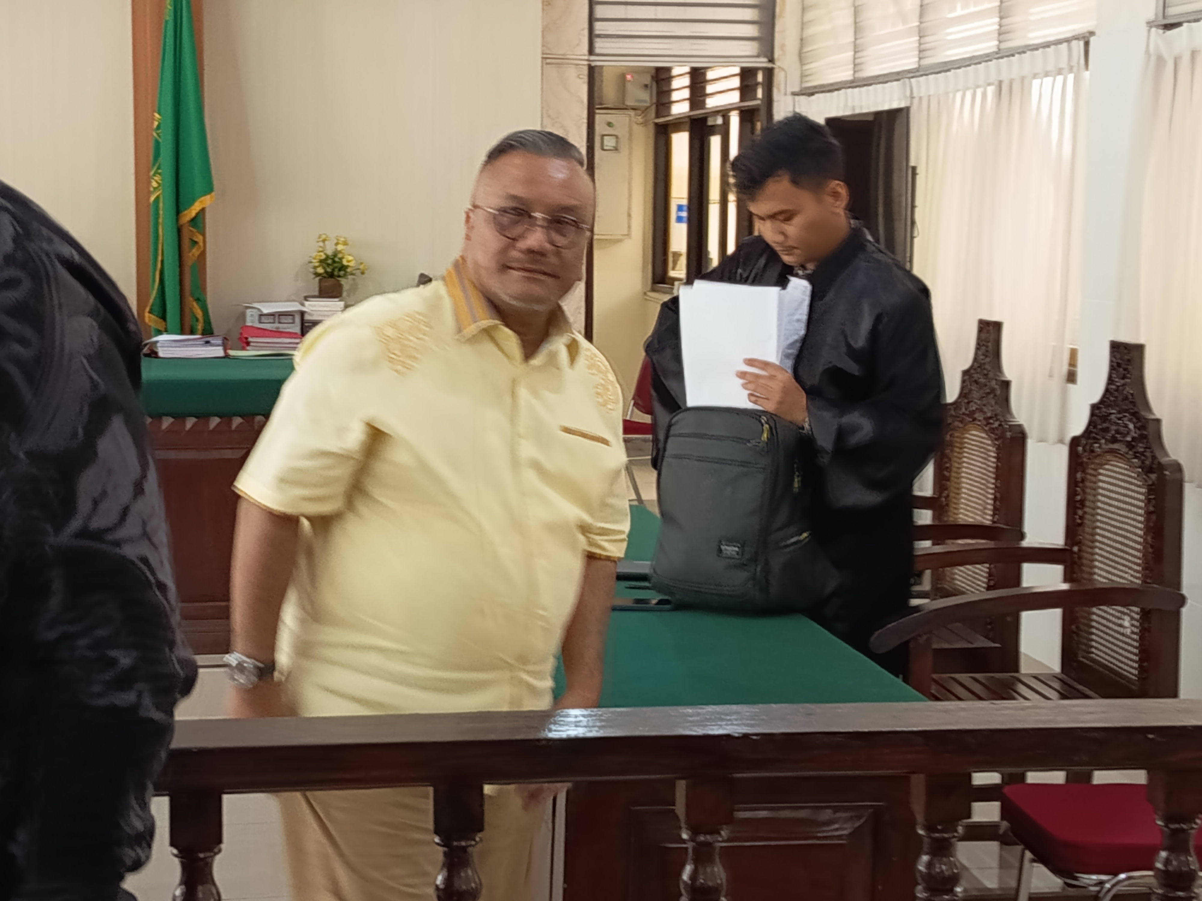  Togar Situmorang usai menjalani sidang tuntutan di PN Denpasar, Selasa (10/3) kemarin.   