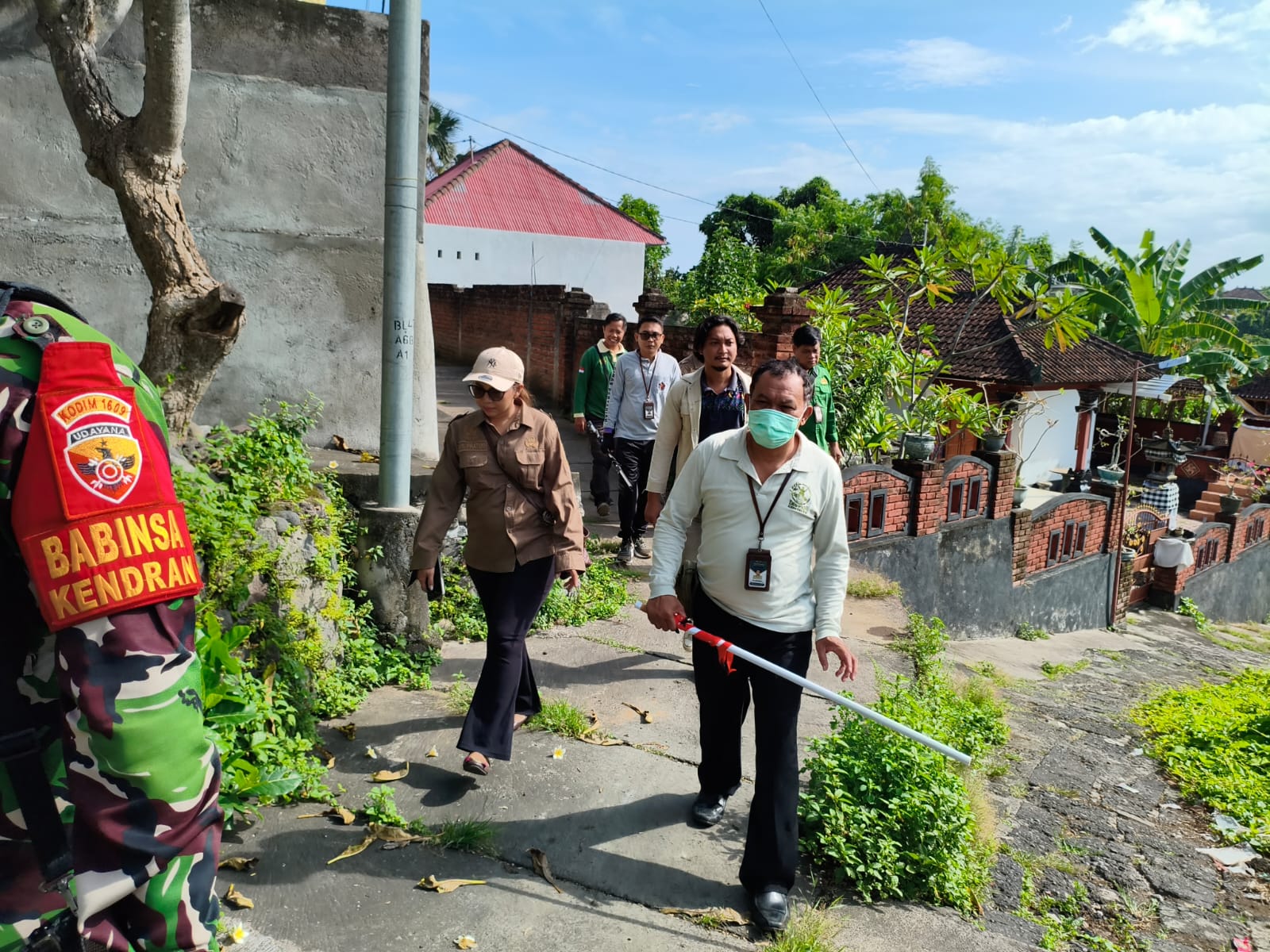  Aparat kelurahan dan tim dari Dinas Pertanian Buleleng melakukan penyisiran di sekitar pemukiman warga untuk menelusuri keberadaan anjing liar terindikasi rabies.