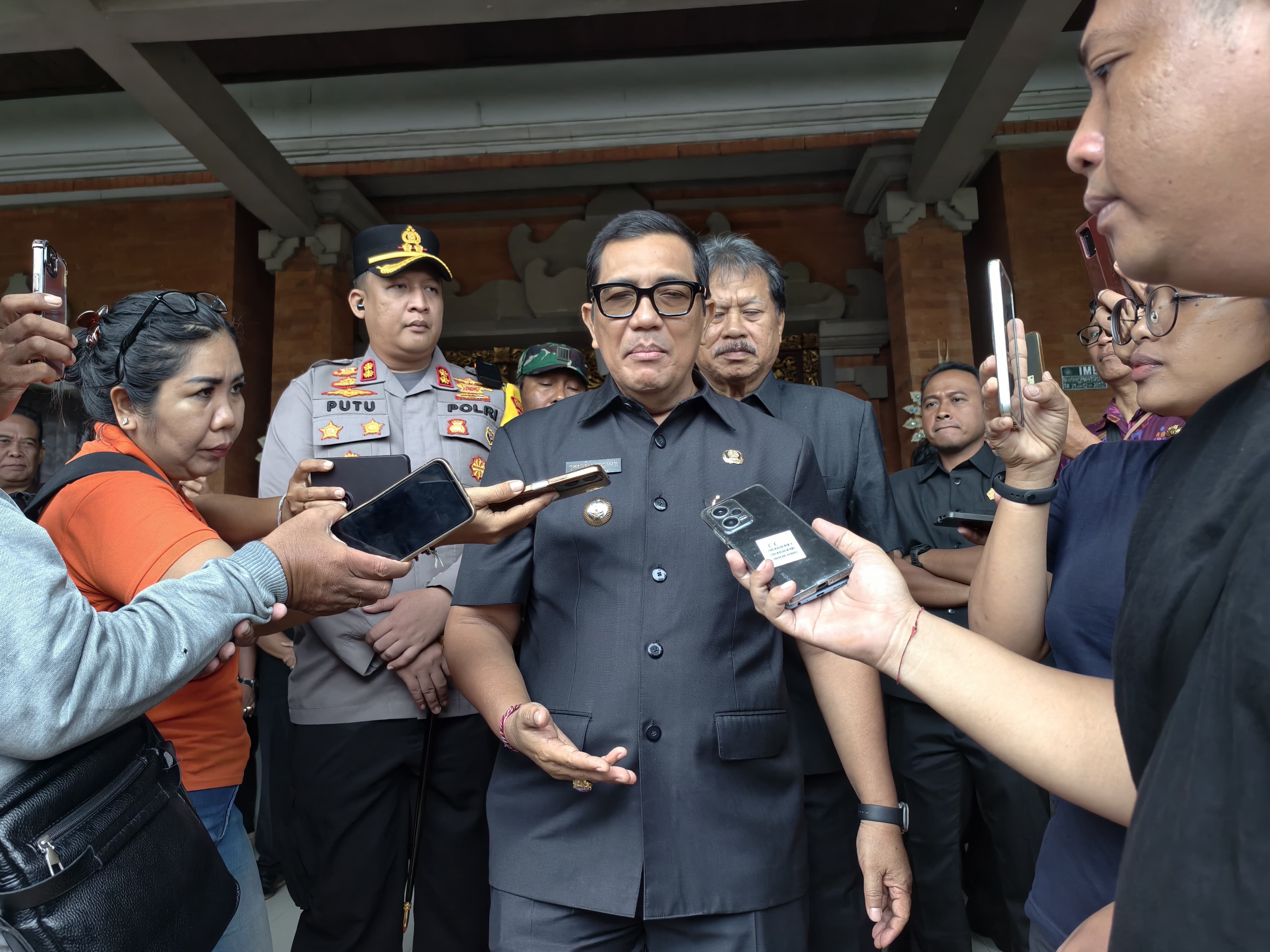 Bupati Tabanan I Komang Gede Sanjaya minta maaf kepada masyarakat Tabanan karena obat habis do RSUD Tabanan. 