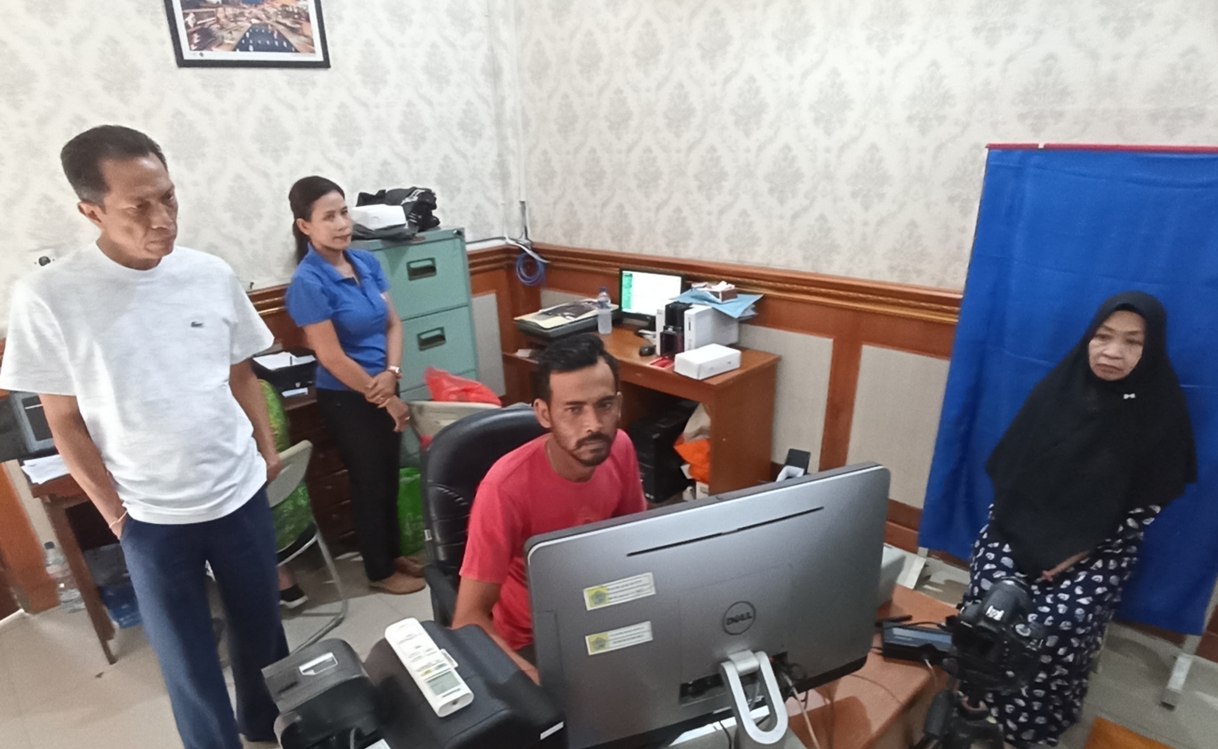 Perekaman KTP dilakukan warga berdomisili di Kecamatan Denpasar Selatan beberapa waktu lalu. 