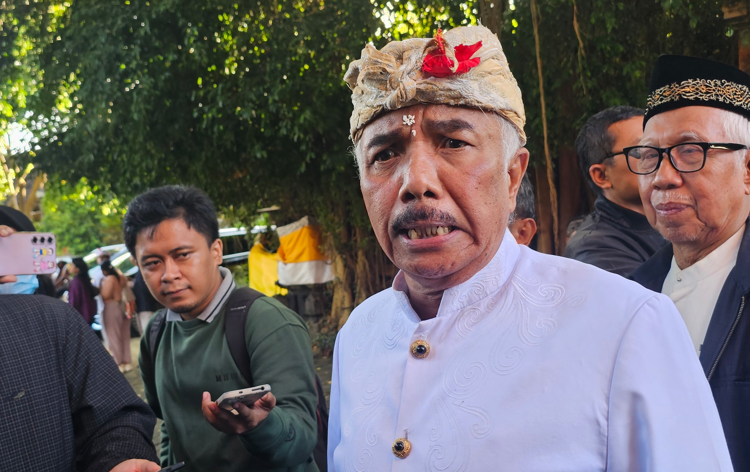 Ketua FKUB Bali, Ida Penglingsir Agung Putra Sukahet usai rapat koordinasi Forum Kerukunan Umat Beragama di Jayasabha kemarin. 
