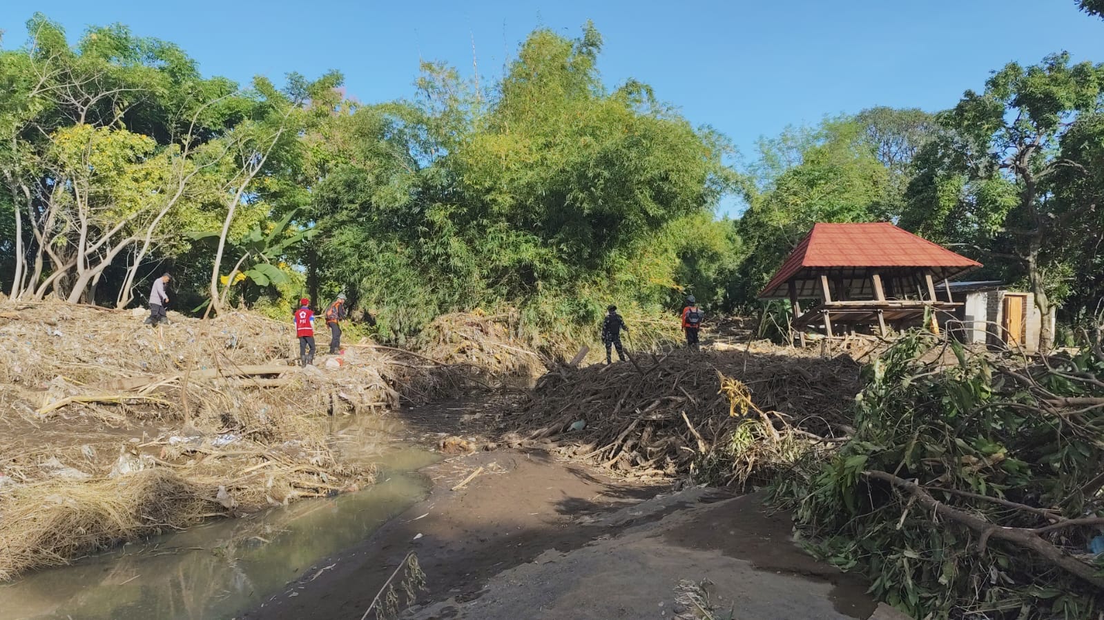 Suasana pencarian terhadap para korban banjir Banjar. Setelah tujuh hari, pencariannya ditutup, meskipun masih menyisakan satu korban hilang. 