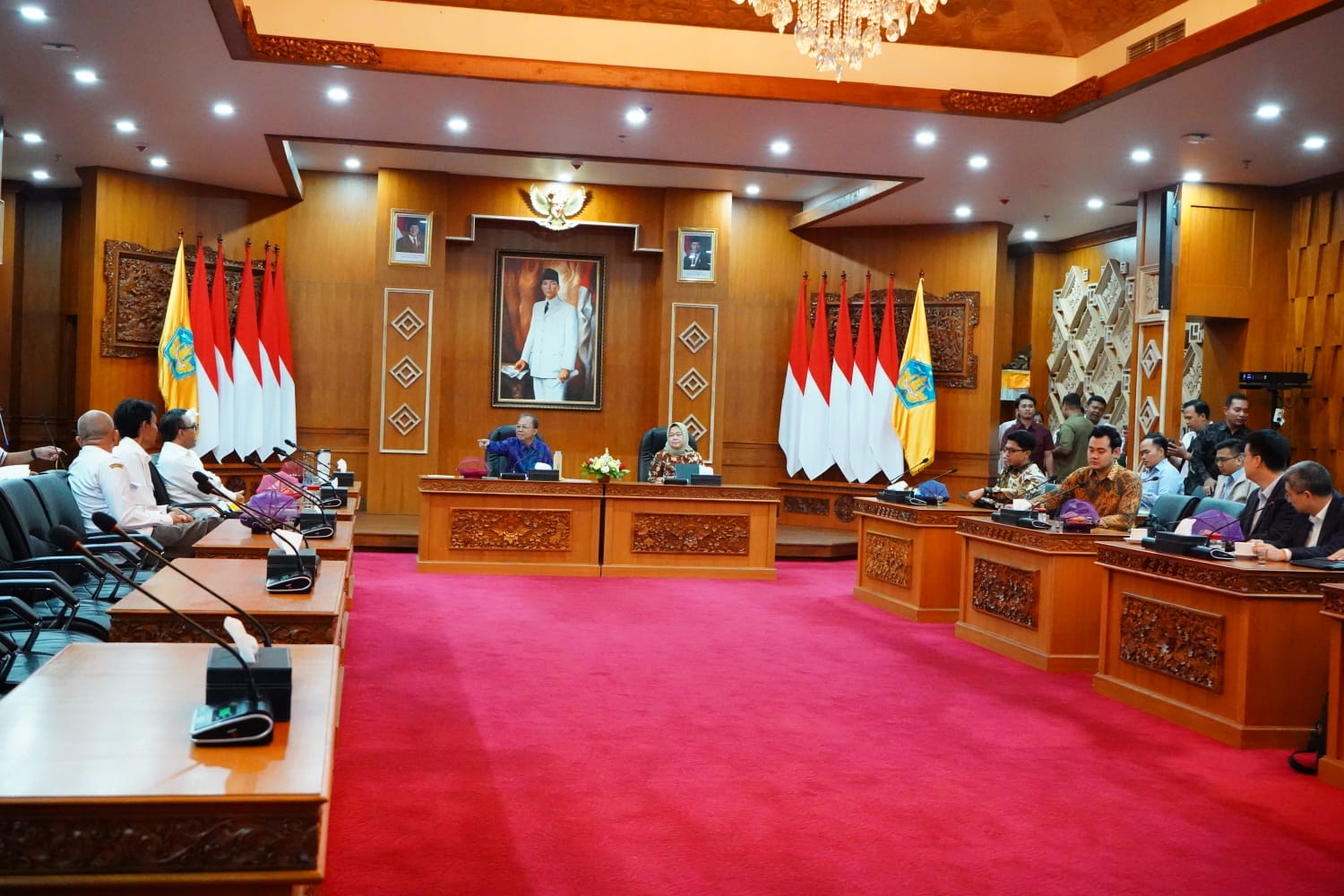 Gubernur Bali Wayan Koster saat menerima perwakilan pemerintah pusat, Danantara, dan investor asal Tiongkok Zhejiang Weiming Environment Protection Co., Ltd di Denpasar. 