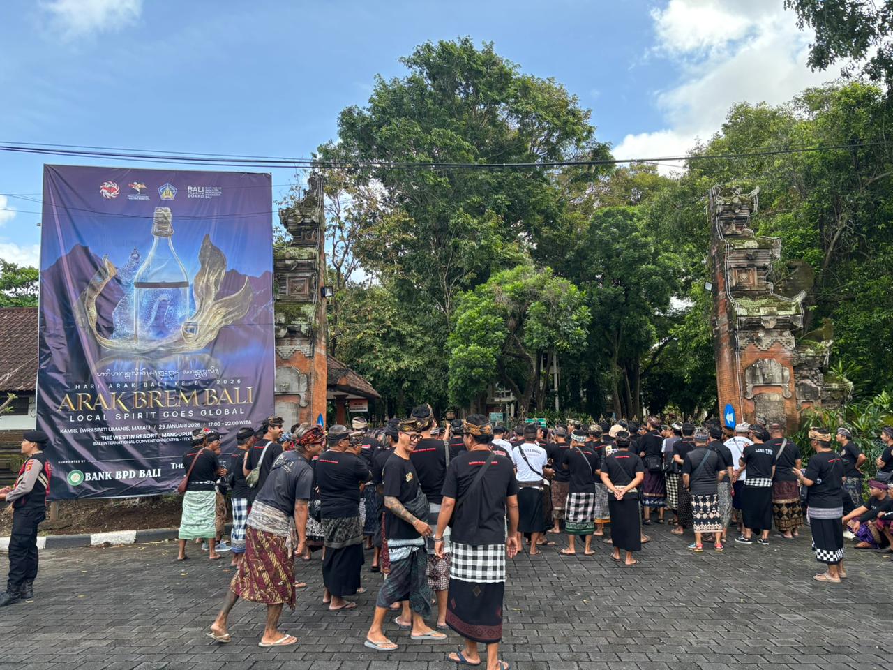 Forum Perjuangan Driver Pariwisata Bali (FPDPB) mendatangi Kantor Gubernur Bali, kemarin (12/3). Mereka menuntut kejelasan penerbitan nomor registrasi. 