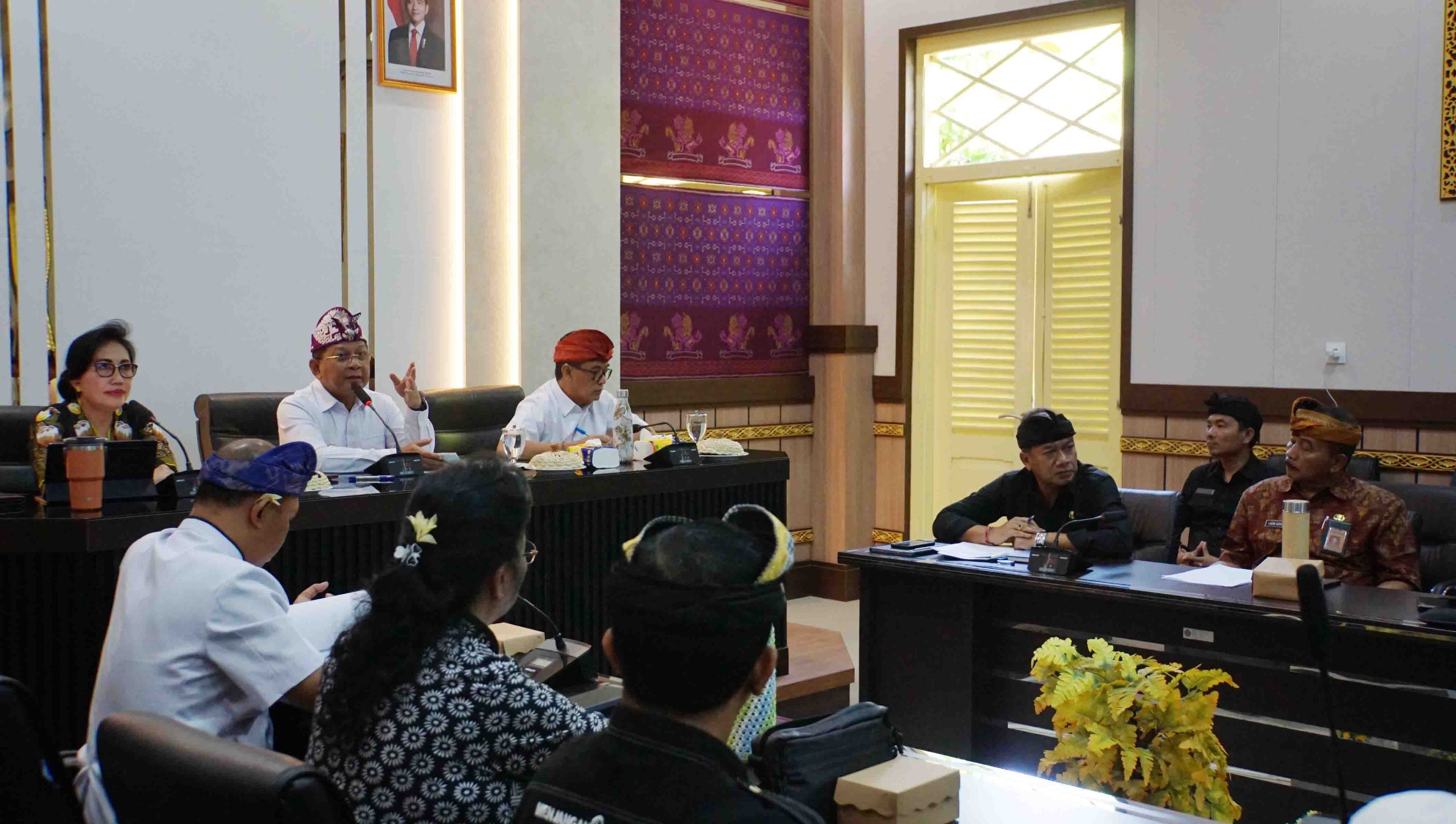 Peserta mengikuti rapat koordinasi pemulihan pasca bencana antara Pemkab Buleleng dan Forum TJSL di Ruang Rapat Bappeda Buleleng.