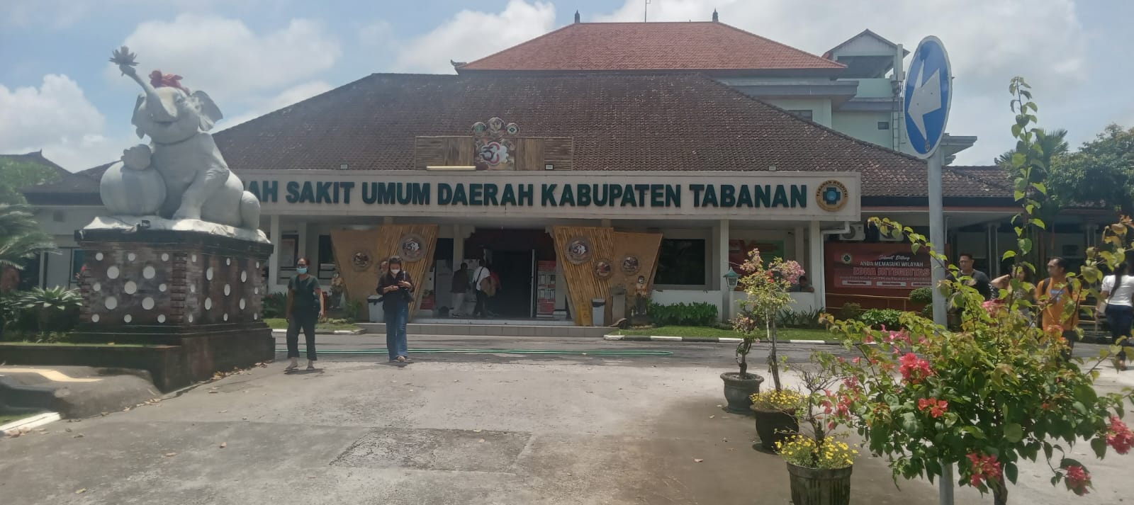 Asta Dharma dari Fraksi Golkar menilai kondisi RSUD Tabanan harus segera mendapatkan solusi. Ia menekankan pentingnya transparansi data keuangan dan meminta agar pelayanan obat-obatan tak terabaikan. 