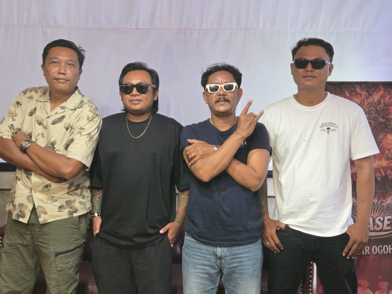  Keempat personel Trabasenja saat merilis single Ogar Ogar Ogoh Ogoh. 