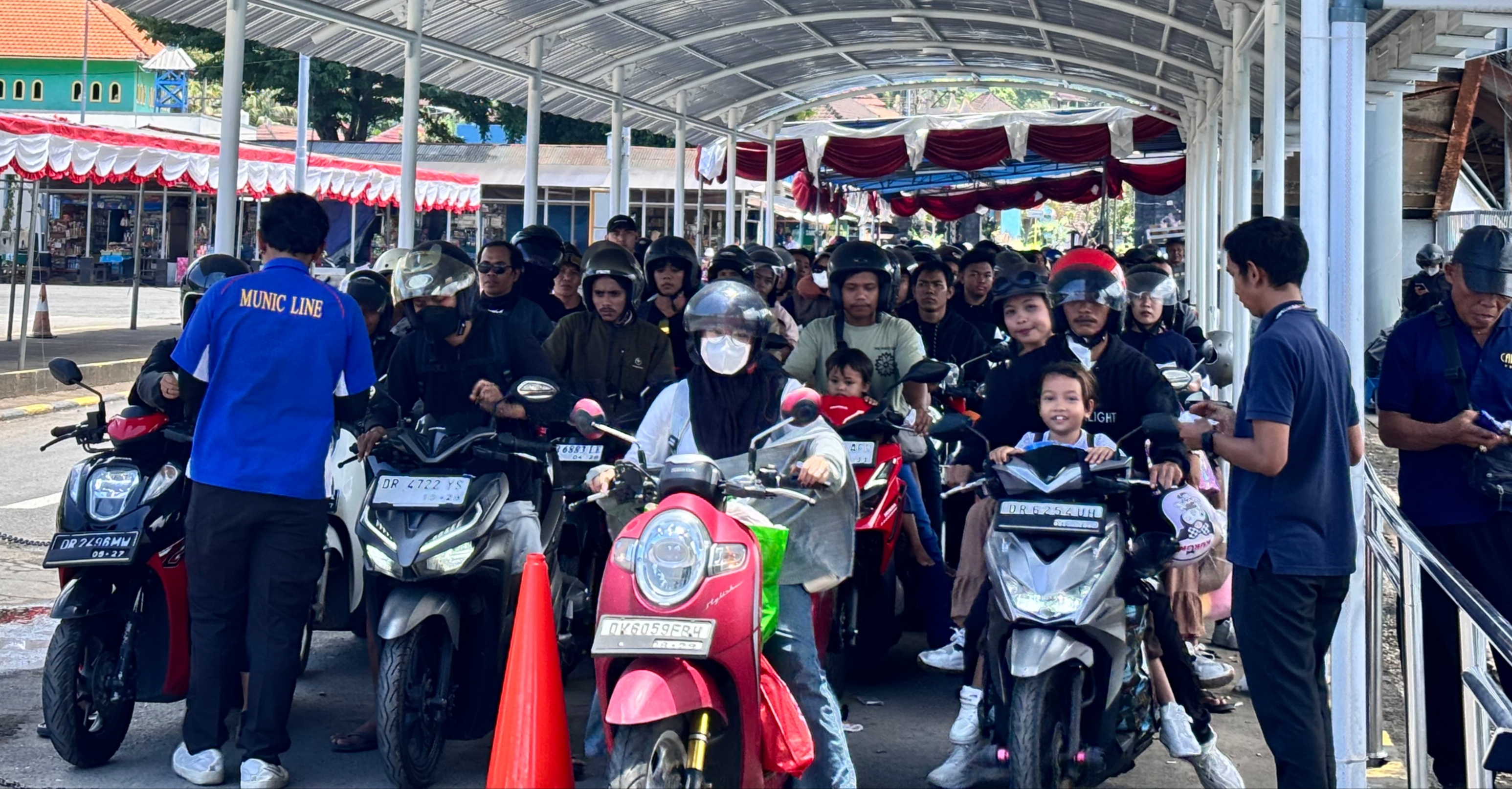  Antrean penumpang kapal yang menggunakan kendaraan roda dua membeludak di Pelabuhan Padangbai, Sabtu (14/3) pagi. 